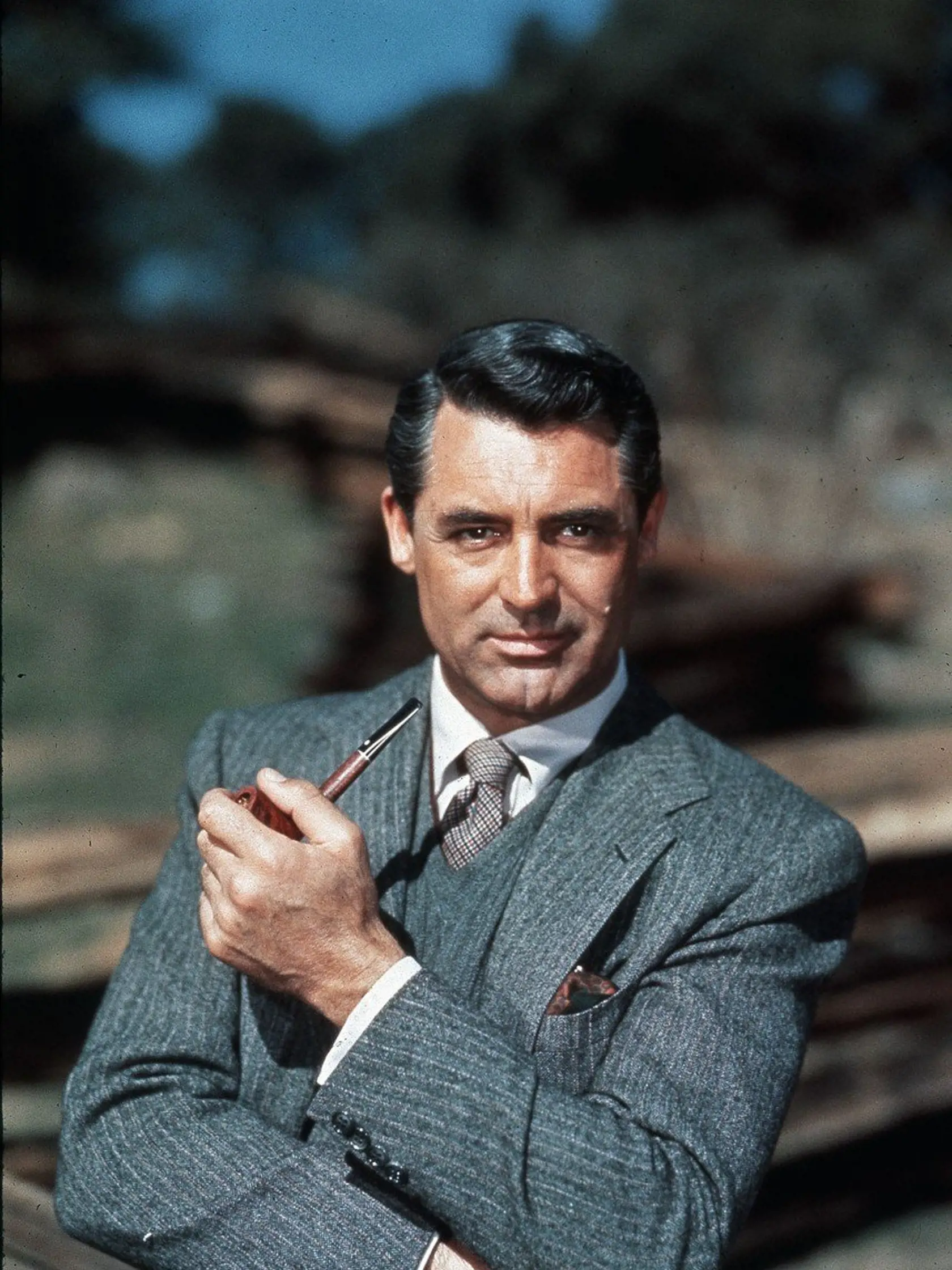 Hollywoodska ikona Cary Grant (1904-1986) mal mnoho mileniek a päť manželiek - Virginiu Cherrill, Barbaru Hutton, Betsy Drake, Dyan Cannon, s ktorou má jedinú dcéru Jennifer, a Barbaru Harris. Od roku 1932 do roku 1944, žil v dome na pláži v Malibu spolu s hercom Randolphom Scottom, čo vzbudilo pochybnosti o jeho sexuálnej orientácii. Scott bol dvakrát ženatý a jeho adoptívny syn Christopher tvrdí, že klebety o Grantovi a jeho otcovi nie sú pravdivé.
