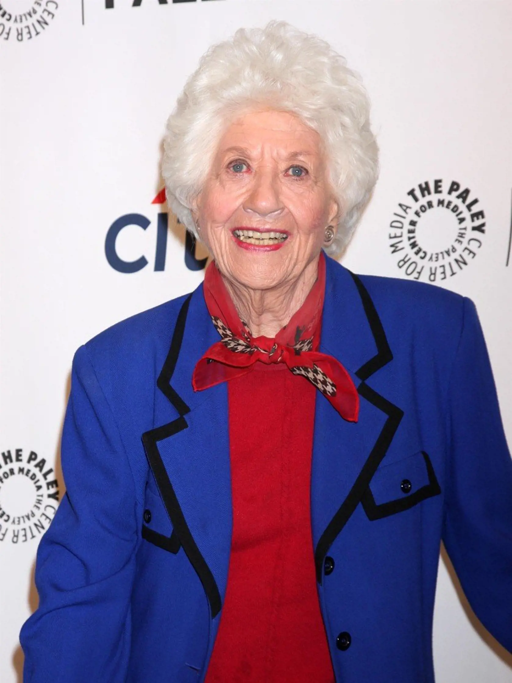Keď hudobný skladateľ John Strauss v roku 1976 povedal pravdu o svojej sexuálnej orientácii, herečka a speváčka Charlotte Rae (1926-2018) sa s ním rozviedla. Za 25 rokov manželstva sa im narodili dvaja synovia. Starší Andrew bol autista a trpel epilepsiou, dožil sa 44 rokov. Mladší Lawrence je vysokoškolským pedagógom. John Strauss zomrel v roku 2011 po dlhom boji s Parkinsonovou chorobou.