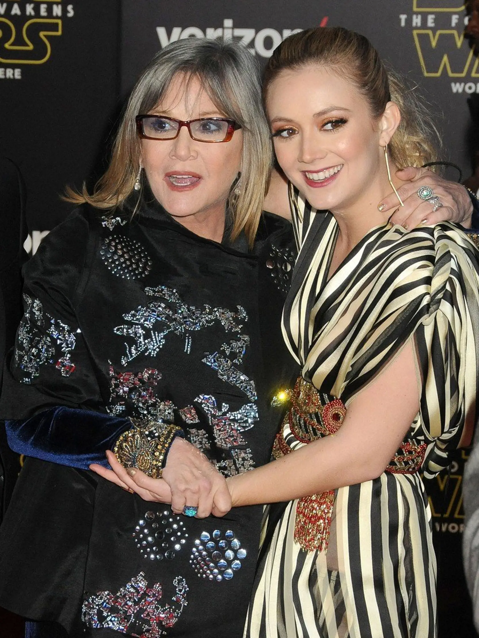 Spevák Paul Simon bol iba dva roky manželom herečky a speváčky Carrie Fisher (1956-2016), ktorú preslávia filmová séria Star Wars. Druhým sa stal Bryan Lourd. Manželstvo vydržalo len o rok dlhšie ako prvé, pretože Lourd sa priznal, že je gay. Ich dcéra Billie Lourd (26) je známa herečka, ktorá sa objavila v posledných troch epizódach Star Wars. 
