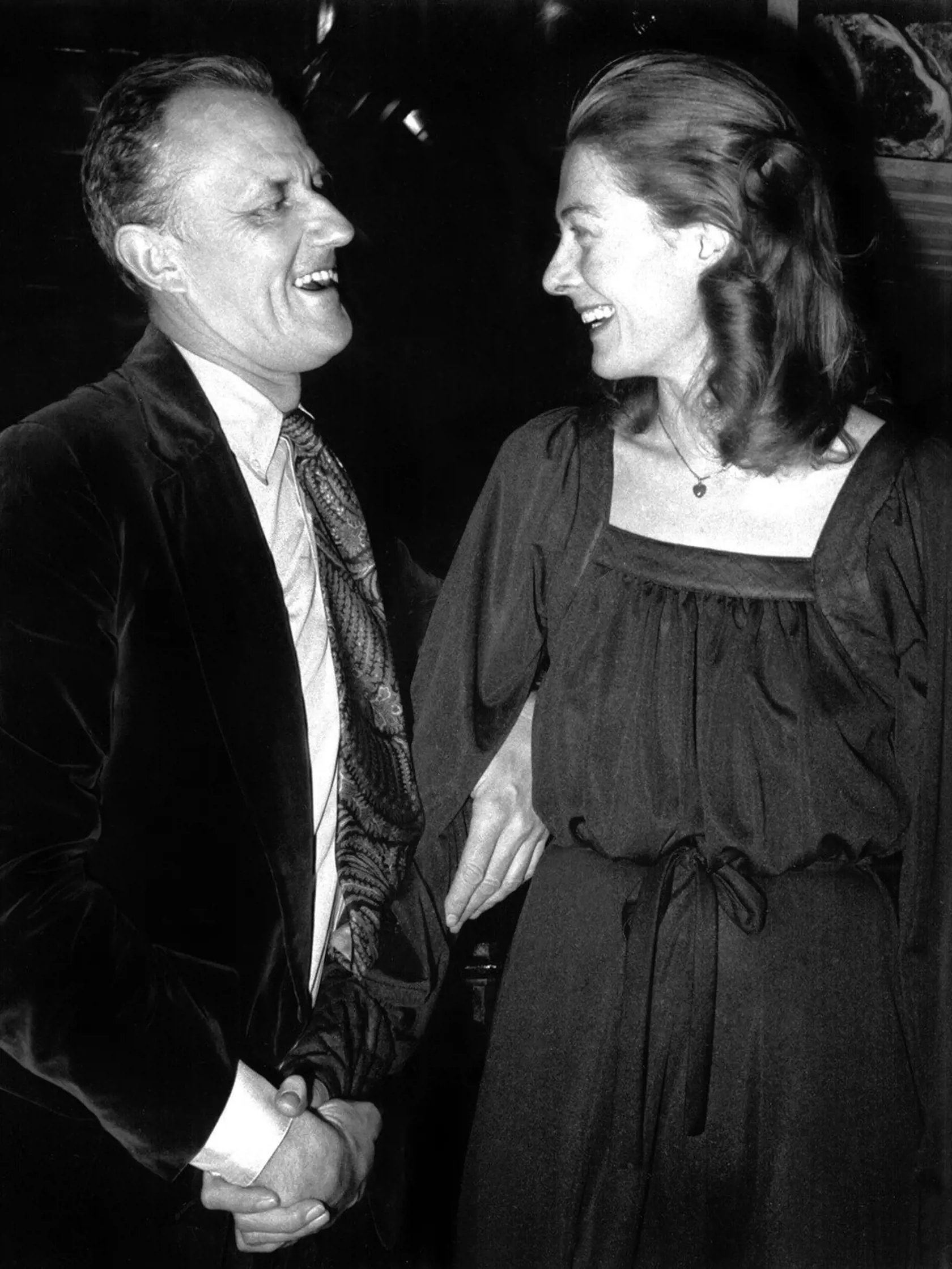 Britská herečka Vanessa Redgrave (81) sa v roku 1962 vydala za režiséra Tonyho Richardsona, s ktorým mala dve dcéry. Staršia Natasha bola herečka, manželka Liama Neesona. Tragicky zahynula počas lyžovačky v roku 2009. Mladšia Joely (53) je takisto herečka. V roku 1965 sa manželstvo rozpadlo, pretože Richardsona očarila Jeanne Moreau. Vanessa Redgrave sa zaľúbila do Franca Nera, s ktorým má syna Carla. Potom 15 rokov žila s Timothy Daltonom, až sa nakoniec znova dala dokopy s Francom Nerom. Zosob
