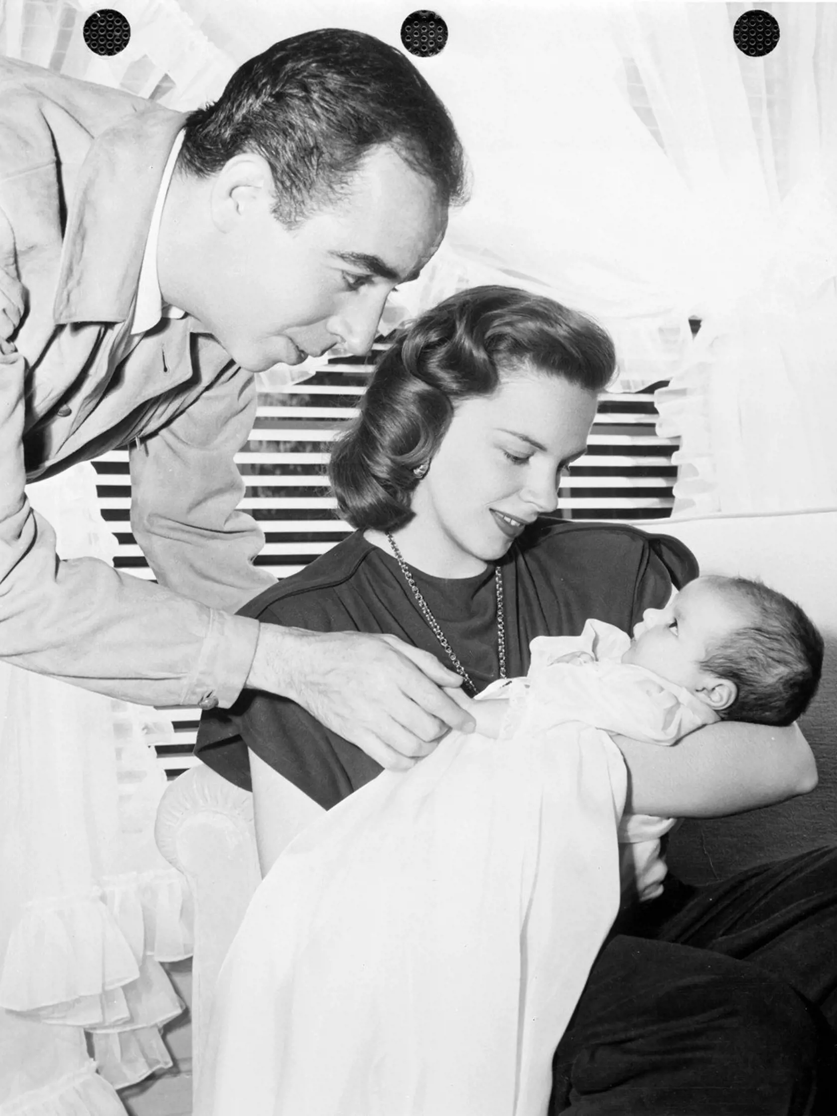 Judy Garlandová (1922-1969) mala piatich manželov. Druhým v poradí bol slávny režisér Vincent Minnelli, o ktorom si celý Hollywood šuškal, že je gay. Sobášmi so ženami si udržal svoju pozíciu v Hollywoode. Z manželstva sa narodila budúca nemenej slávna herečka a speváčka Liza Minnelli. S ďalším manželom Markom Herronom sa rozviedla po piatich mesiacoch a ako dôvod uviedla jeho homosexualitu.