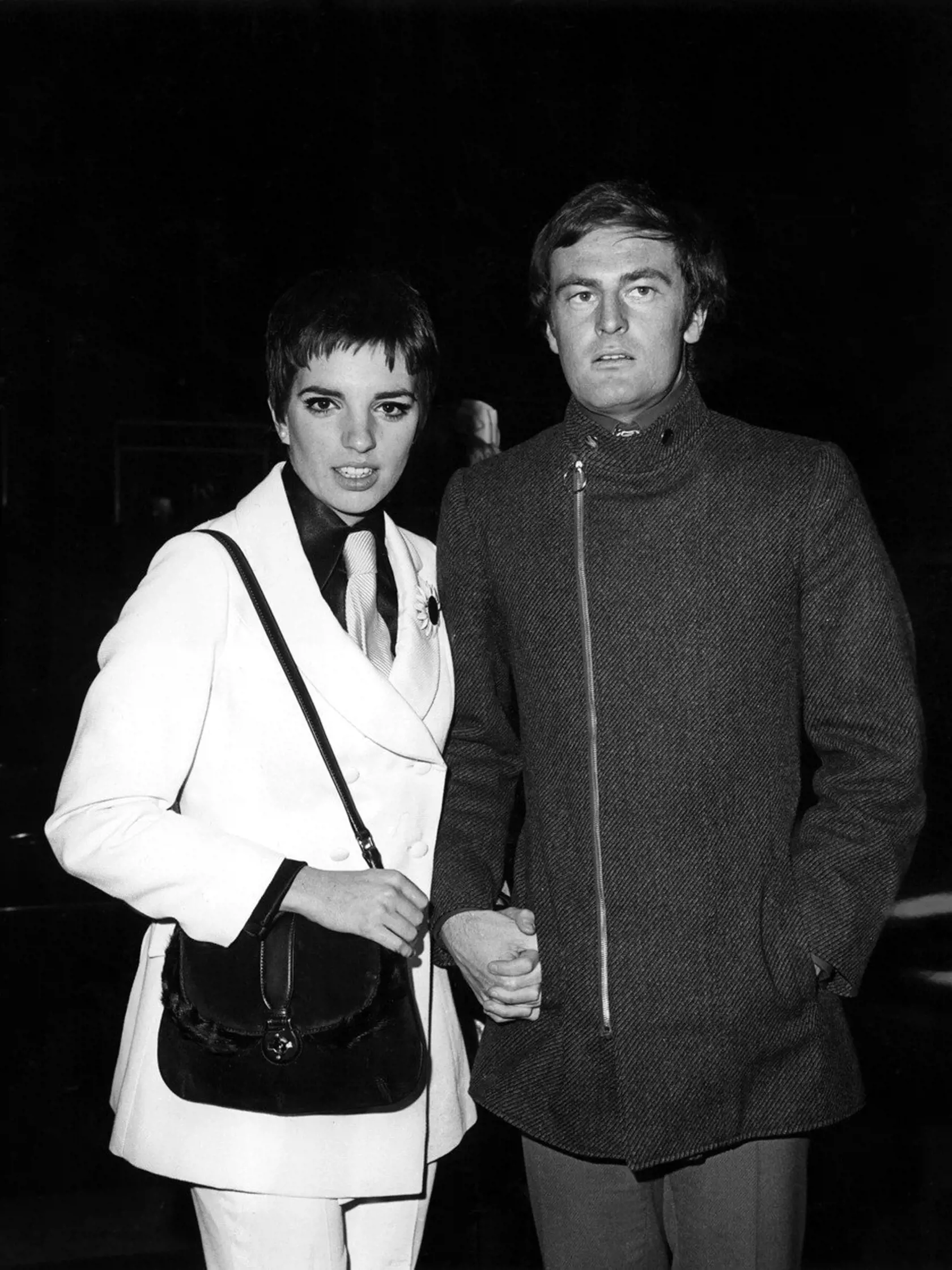 Rovnako ako jej matka Judy Garlandová, aj Liza Minnelli (72) sa vydala za gaya. Bol to prvý z jej štyroch manželov, austrálsky hudobník a skladateľ Peter Allen, s ktorým žila v rokoch 1967-1974. Partnerom Petra Allena bol potom americký model Gregory Connell, ktorý v roku 1984 zomrel na AIDS. O 8 rokov neskôr aj Peter Allen zomrel na následky AIDS.