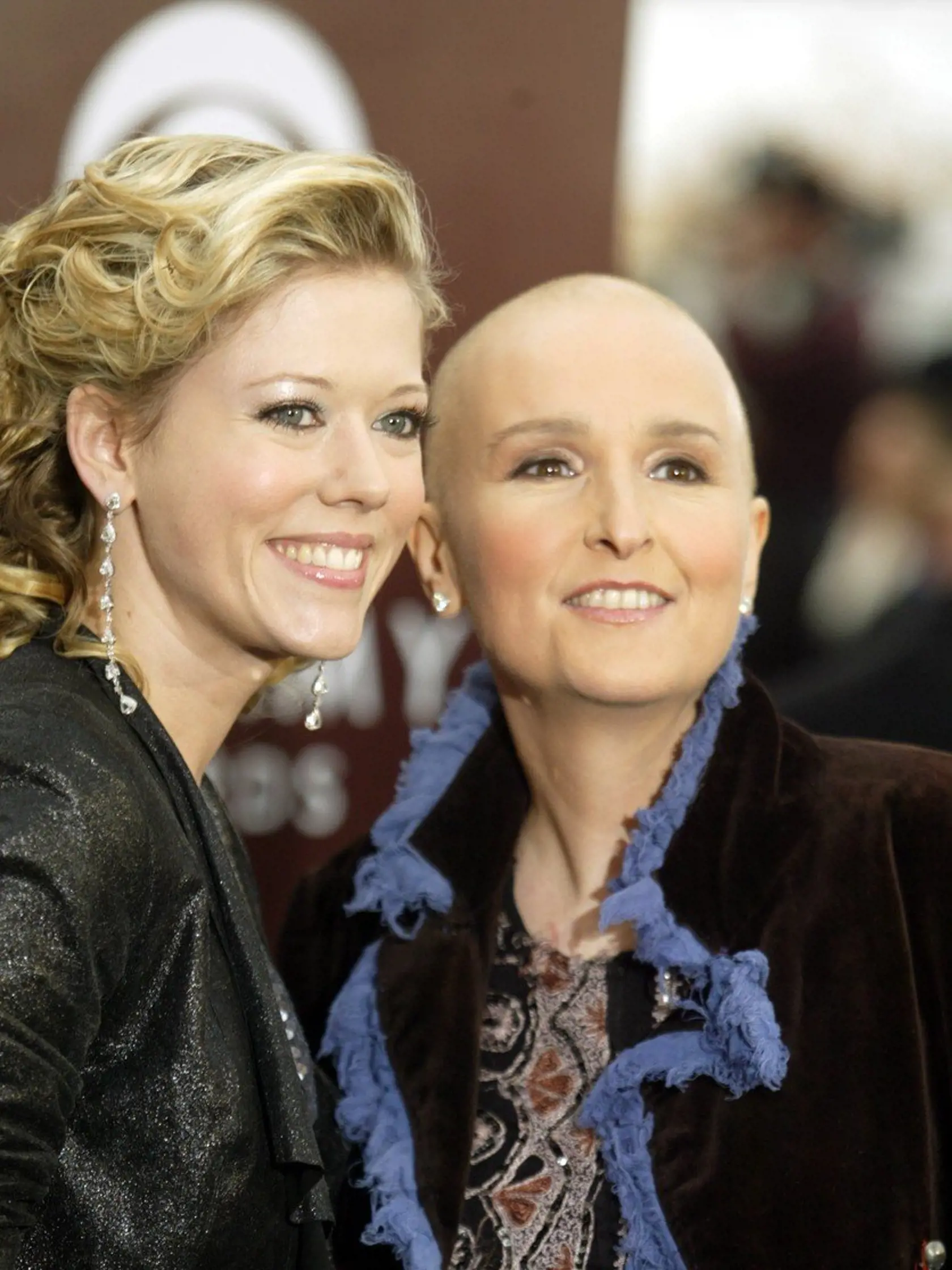 Herec Lou Diamond Phillips (56) sa v roku 1987 oženil s Julie Cypher. Rozviedli sa o tri roky, keď sa mu priznala, že je lesbička. Neskôr mala vážny vzťah so speváčkou a aktivistkou Melissou Etheridge (57). Počas ich partnerstva Julie Cypher porodila dve deti, darcom spermií bol spevák David Crosby. Neskôr Julie Cypher svoju orientáciu prehodnotila a s Melissou Etheridge sa rozišla (obe na snímke z roku 2005).