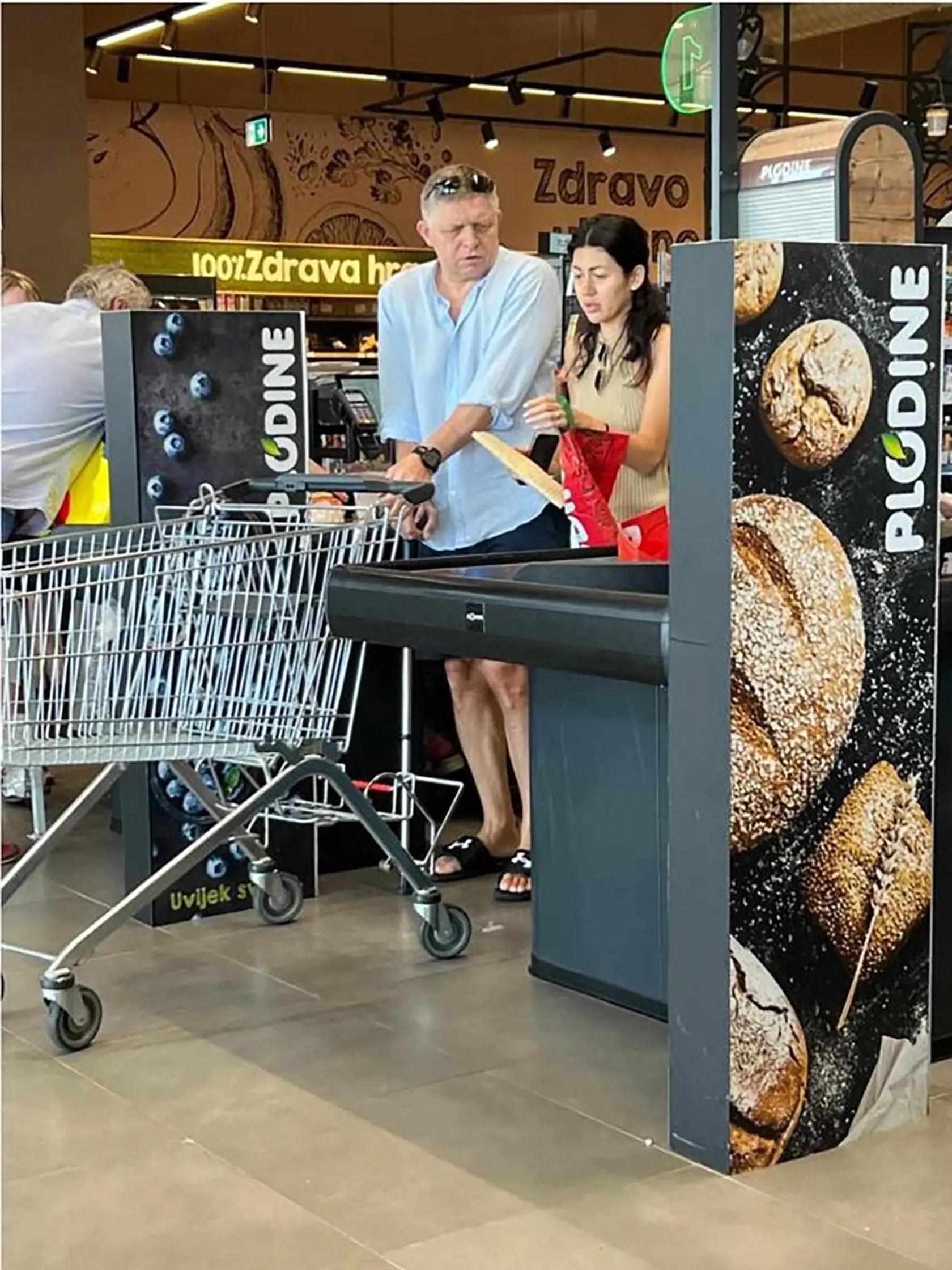 Na nákupoch. S priateľkou ho odfotili ešte 12. júla v tomto supermarkete.