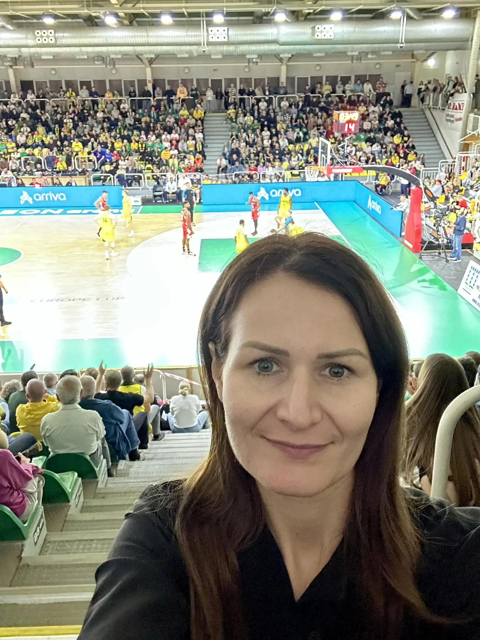Na basketbale.