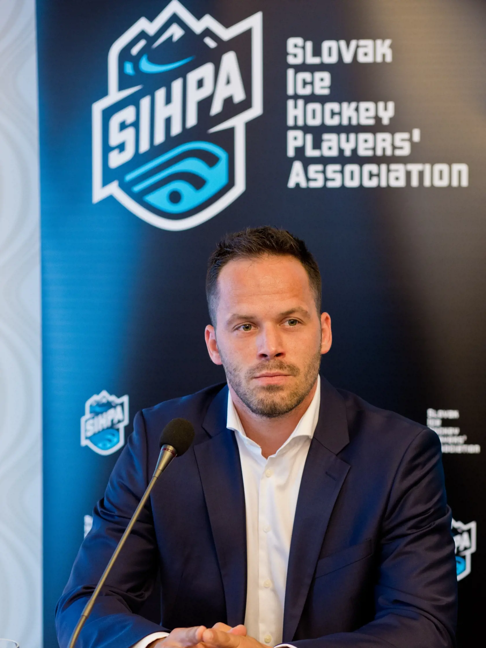 Na snimke Dusan Pasek pocas tlacovej konferencie, na ktorej bol oficialne predstaveny projekt Slovenskej hokejovej hracskej asociacie, SIHPA.