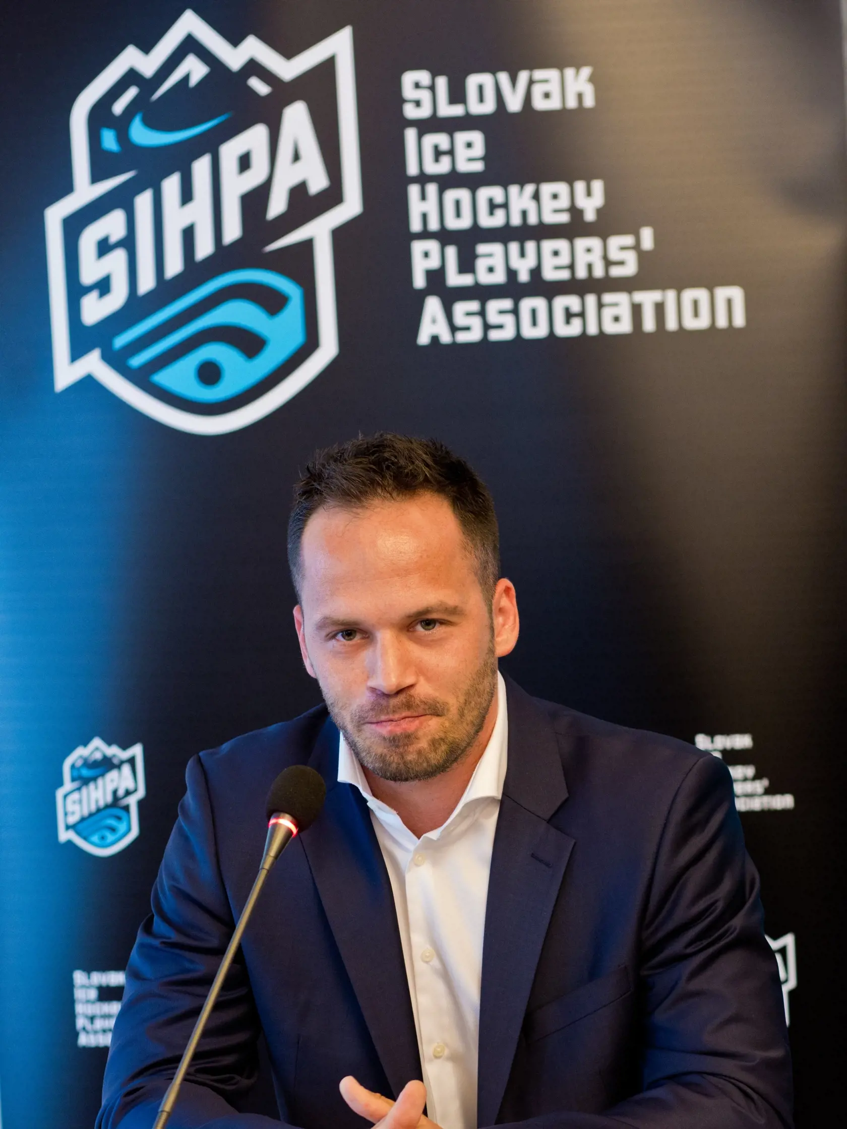 Na snimke Dusan Pasek pocas tlacovej konferencie, na ktorej bol oficialne predstaveny projekt Slovenskej hokejovej hracskej asociacie, SIHPA.