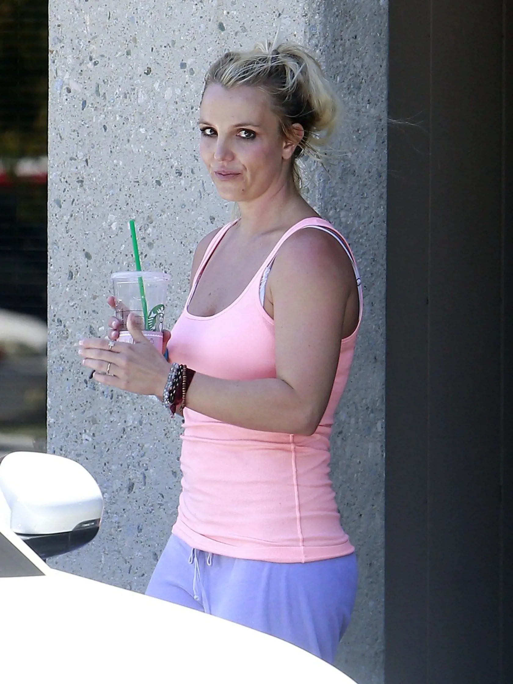 Britney Spearsová keď si len tak vybehla von. Spoznali by ste ju? 