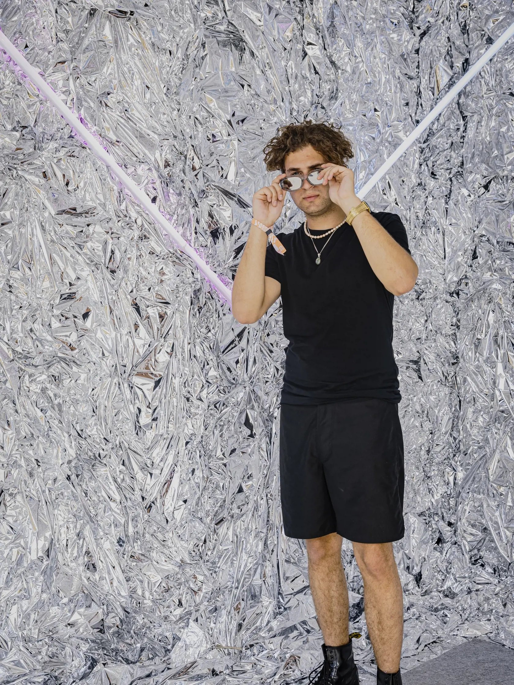 Spevák Curly Simon