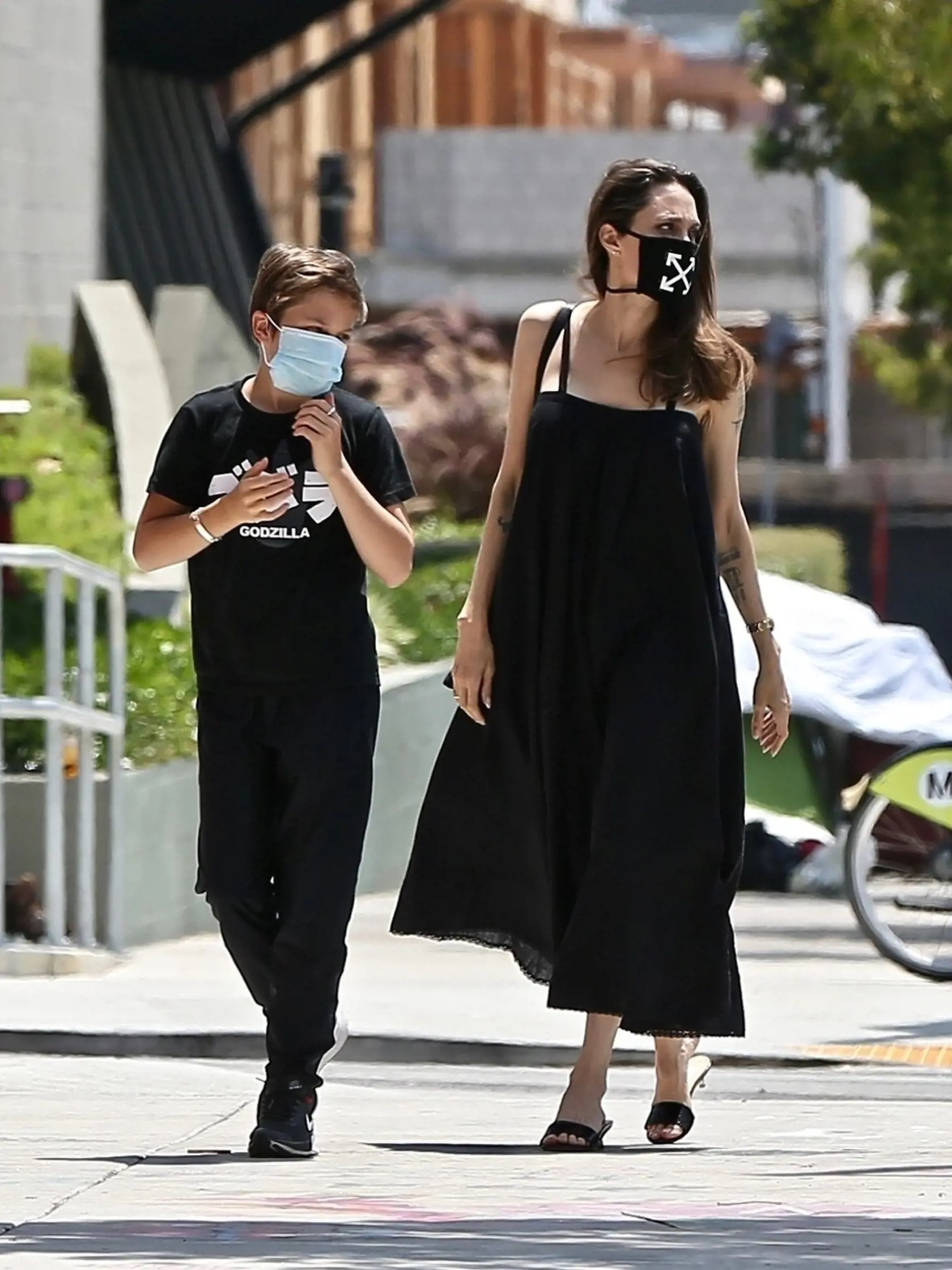 Herečka Angelina Jolie na nákupoch so synom Knoxom Los Feliz (Los Angeles).