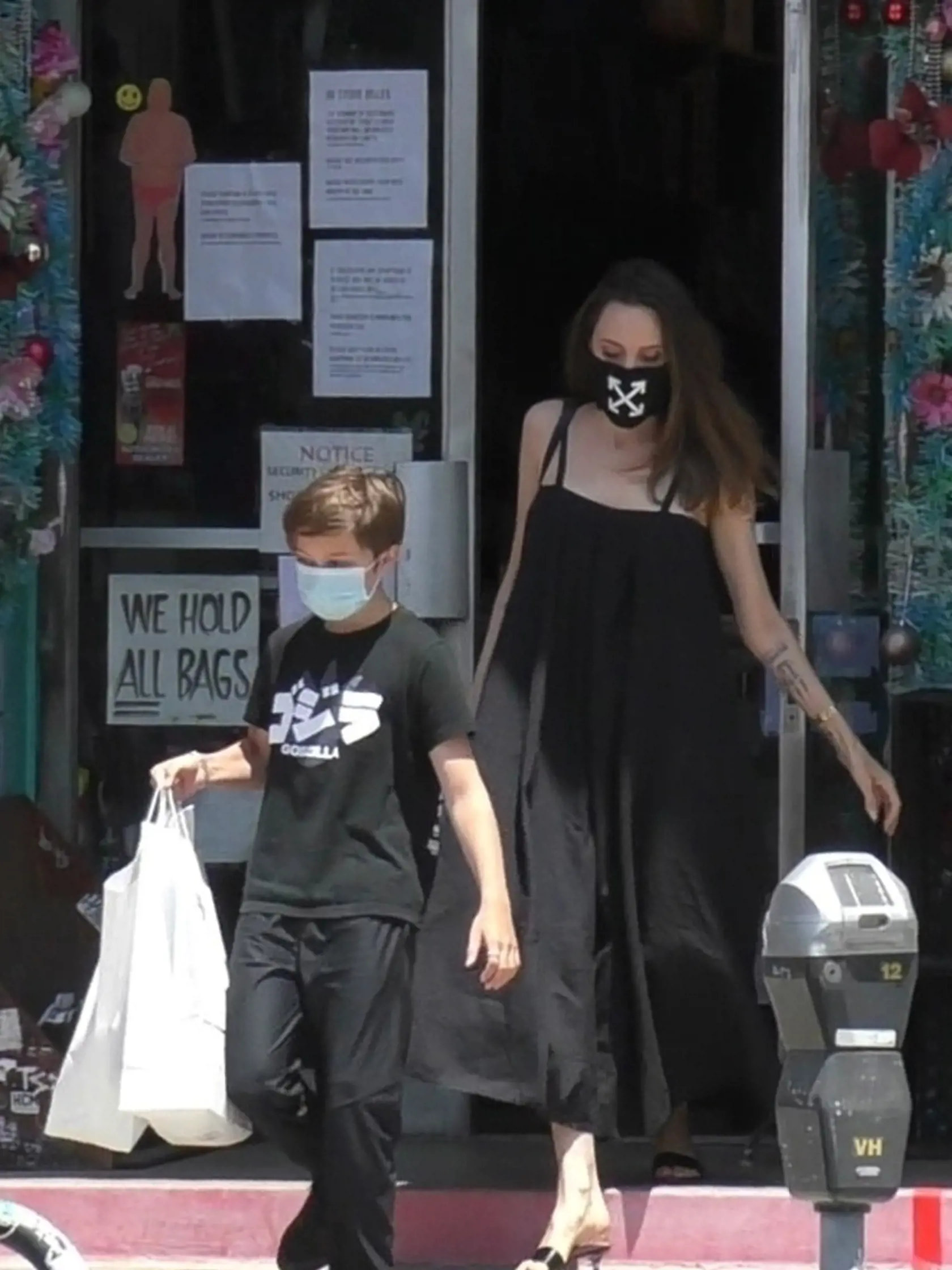 Herečka Angelina Jolie na nákupoch so synom Knoxom Los Feliz (Los Angeles).