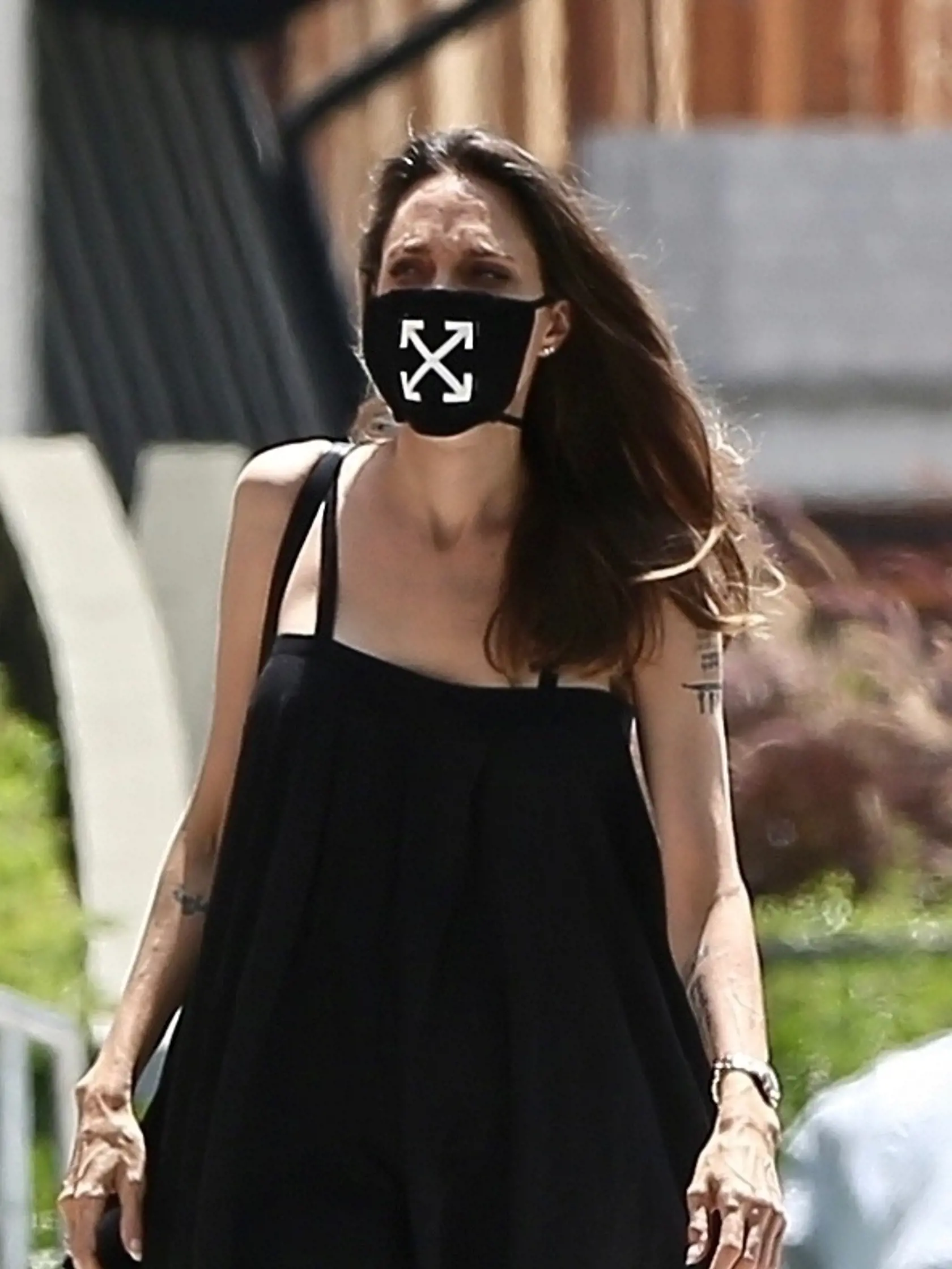 Herečka Angelina Jolie na nákupoch so synom Knoxom Los Feliz (Los Angeles).
