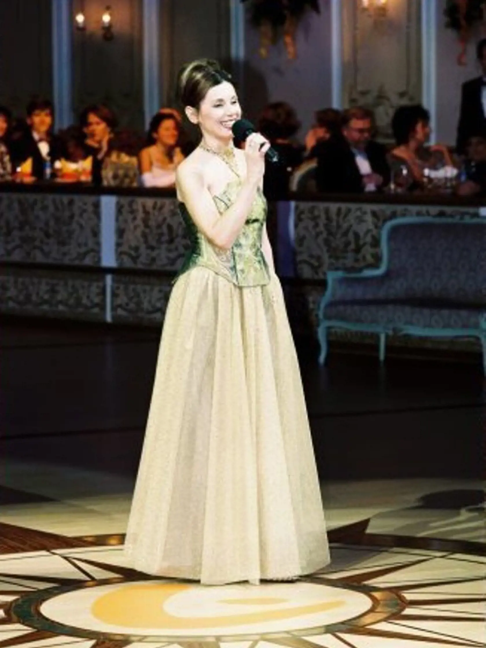Alena Heribanová (2001 - prvý ples)