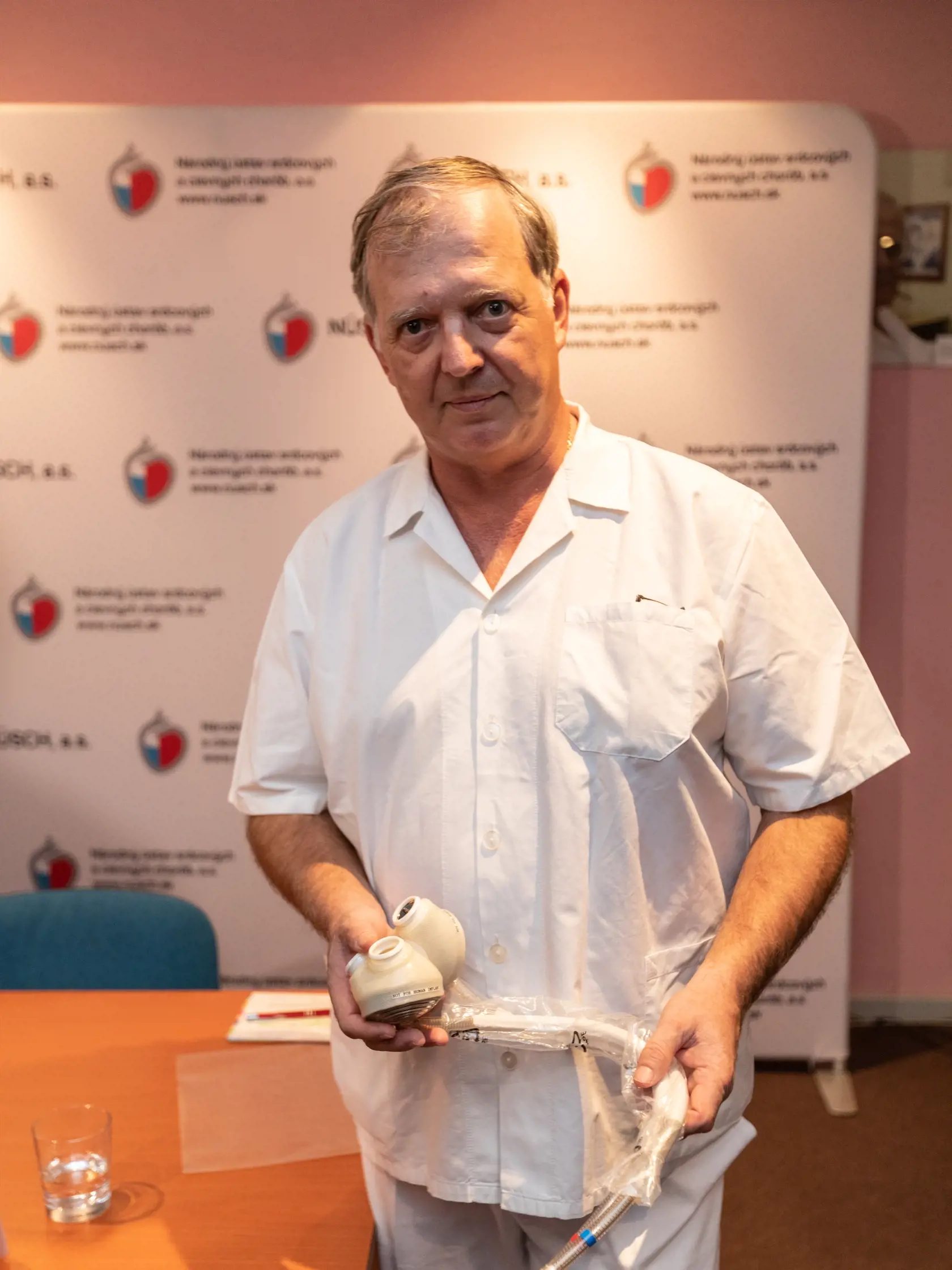 Prvú implantáciu umelého srdca na Slovensku vykonali 1. novembra 2017 v Národnom ústave srdcových a cievnych chorôb v Bratislave, bola to prvá operácia tohto typu v krajinách V4.