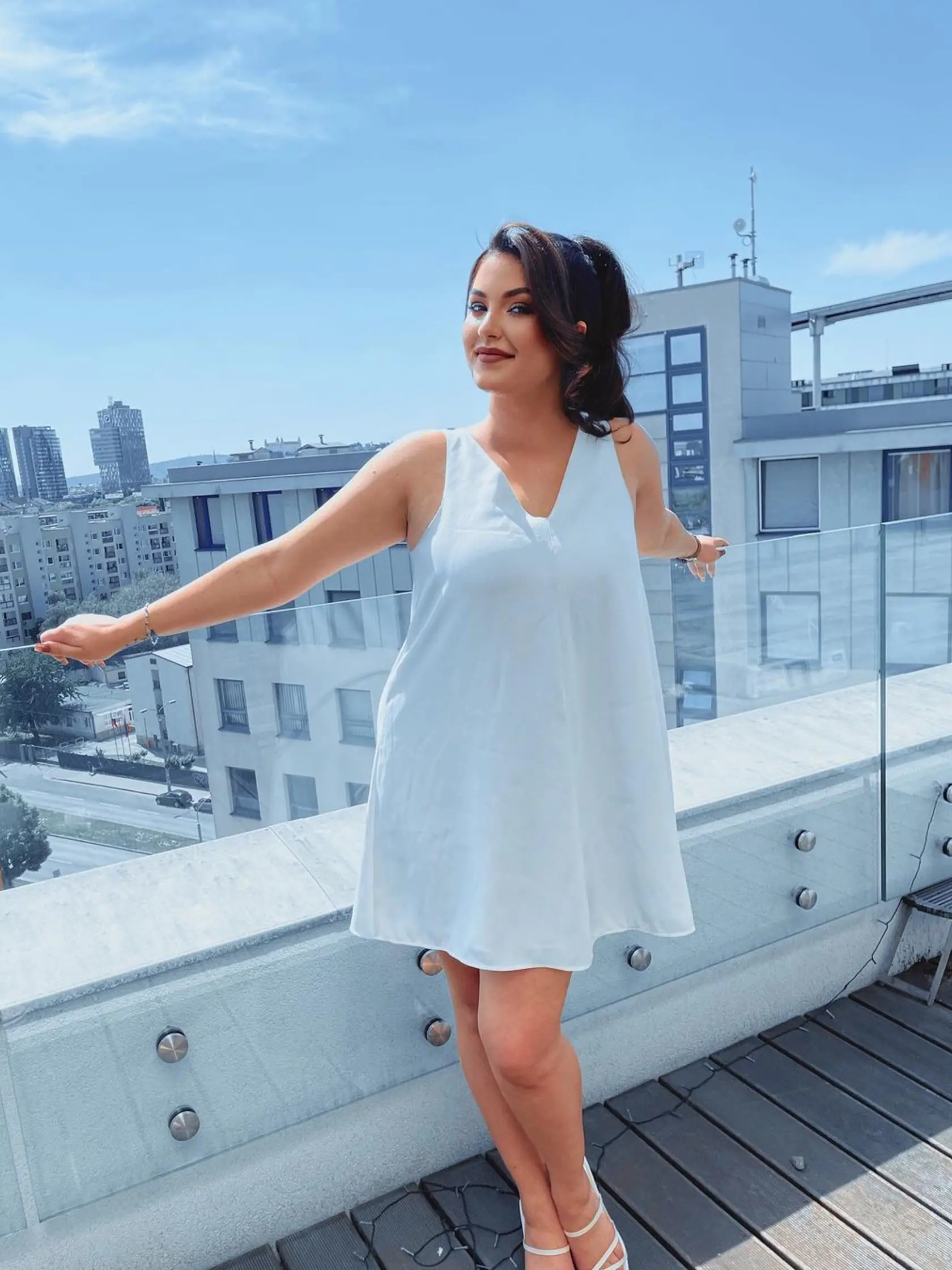 Máj 2022: Celeste Buckingham sa vrátila na Slovensko a doslova žiari.