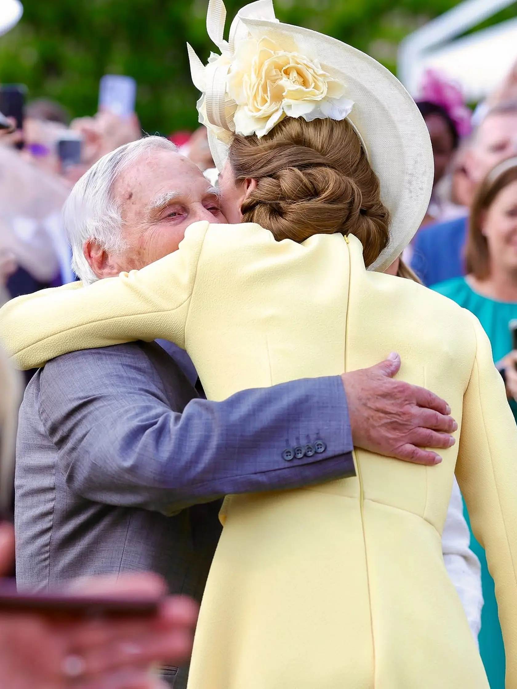 Princezná Kate na prvej záhradnej párty po liečbe. Zvolila žlté šaty, farbu podľa pravidla zosnulej kráľovnej Alžbety, teda, aby vynikla.