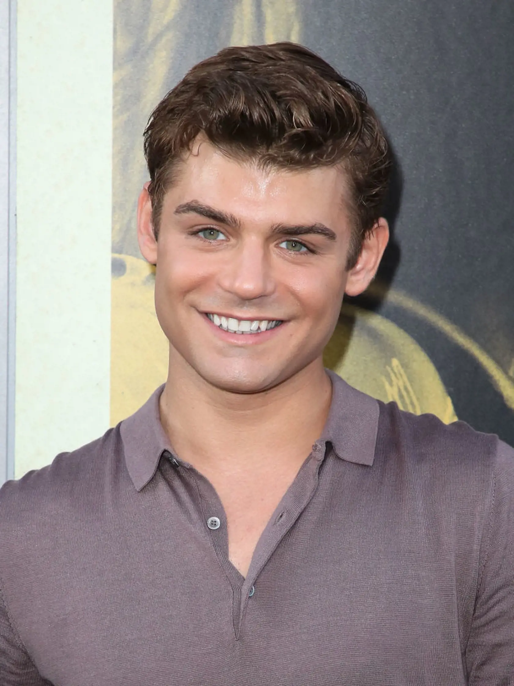 Garrett Clayton sa vydal na hereckú dráhu v roku 2008.