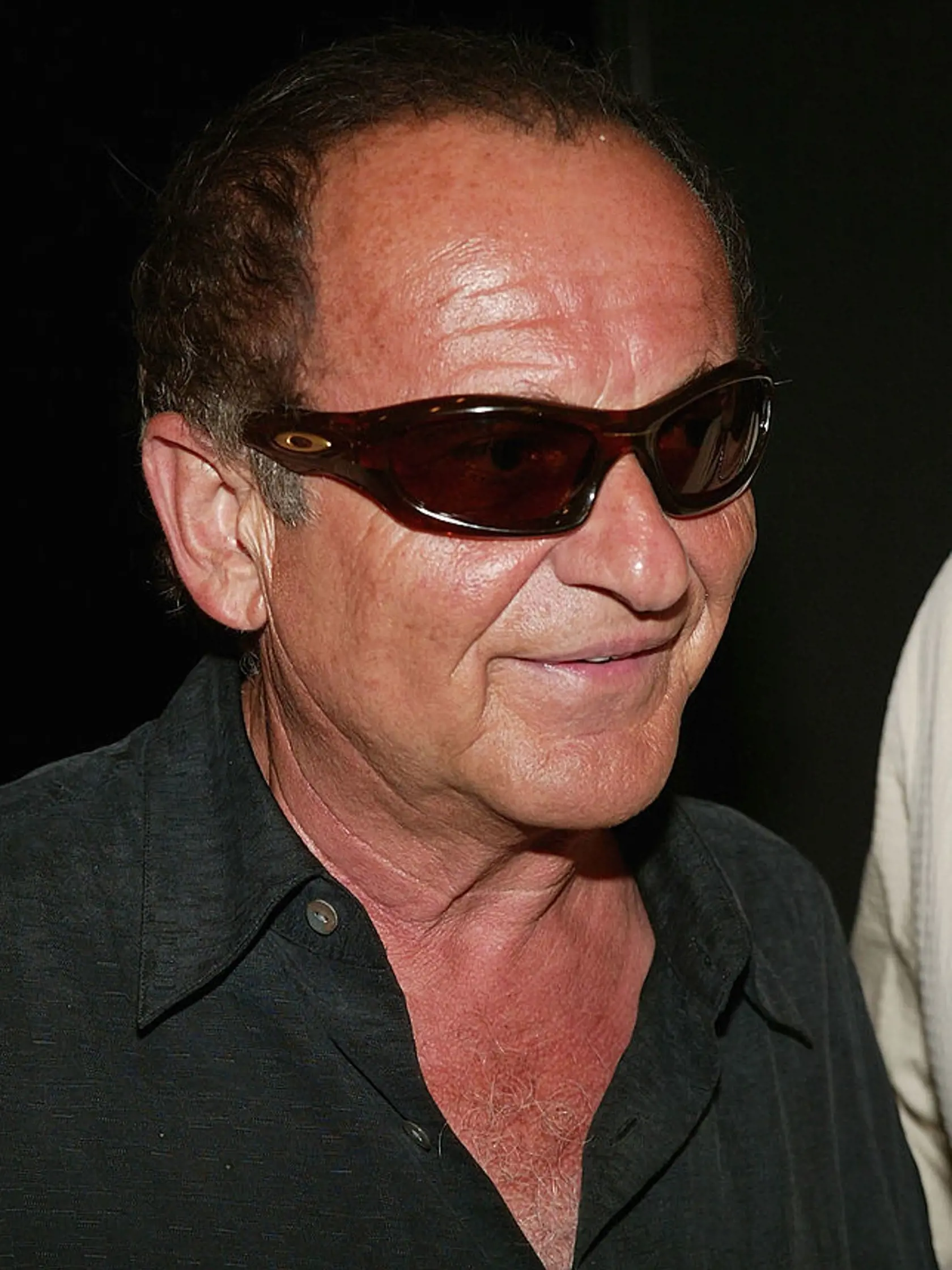 Americký herec s talianskymi koreňmi Joe Pesci má obe oči čiastočne modré, čiastočne hnedé, ale každé inak. V jeho veku sú tmavé okuliare naozaj zbytočné.