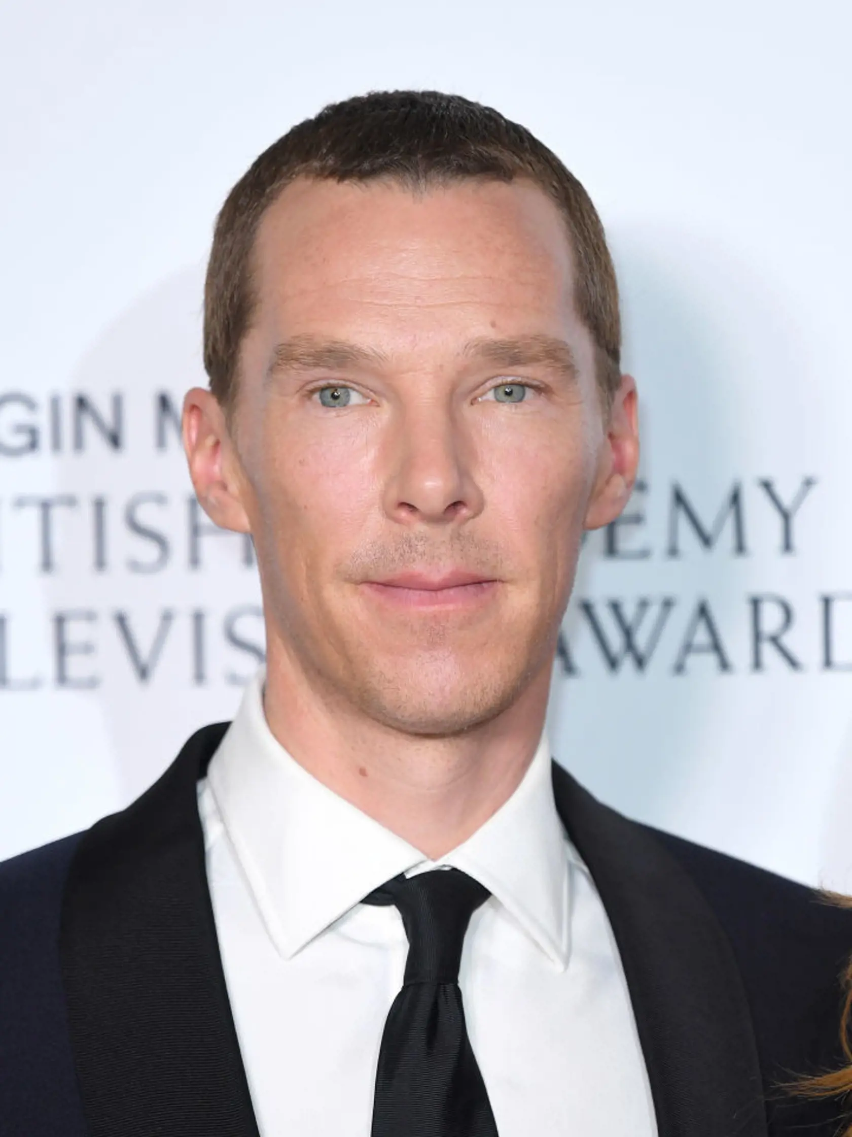Britský herec Benedict Cumberbatch má modrozelené oči so zlatými škvrnkami, na pravom však má aj hnedé.