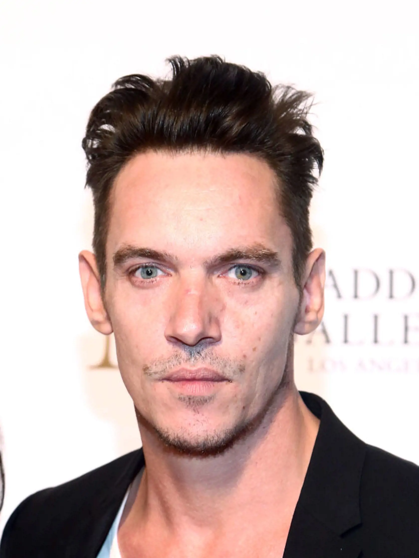 Írsky herec s dvojfarebnými očami Jonathan Rhys Meyers je známy z filmu Mission Impossible 3 má pravé oko modré, ľavé napoly orieškové, napoly modré.