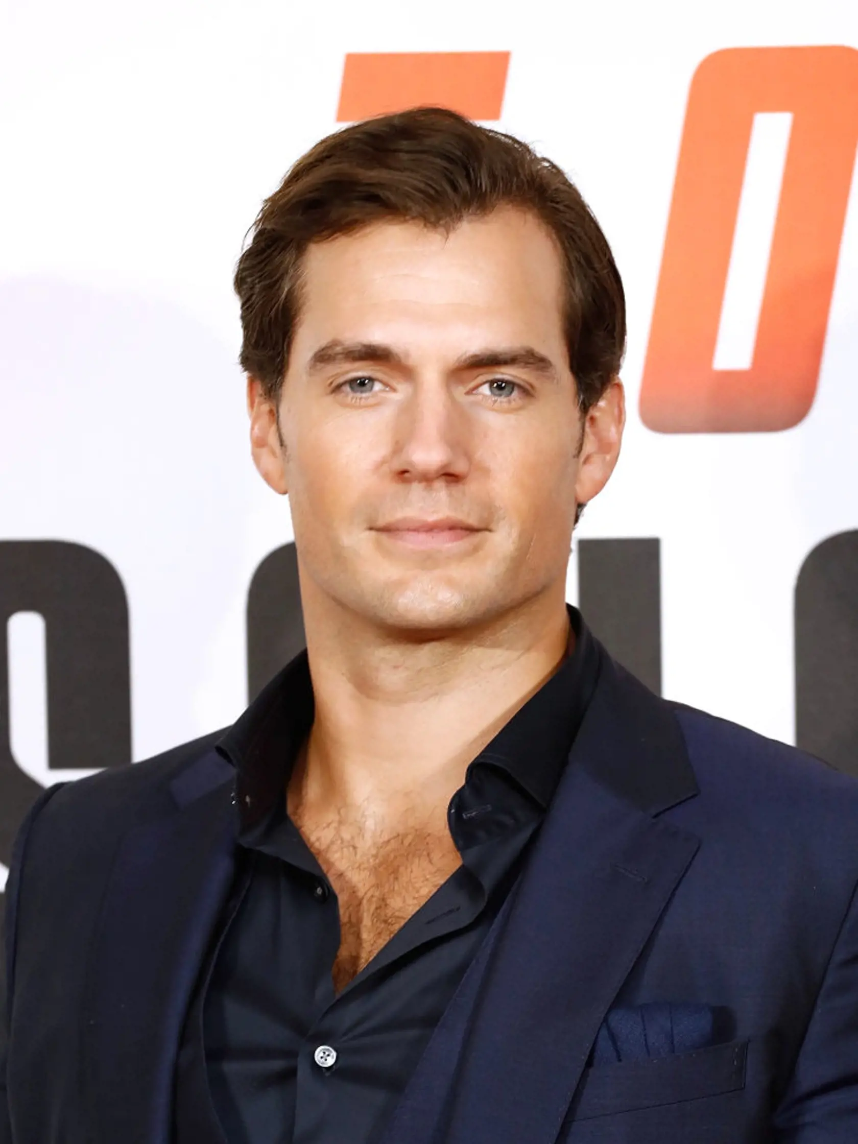 Britský herec Henry Cavill, ktorý začal kariéru ako Albert Mondego v adaptácii Dumasovho románu Gróf Monte Christo, má pravé oko modré, ľavé čoiastočne hnedé. 