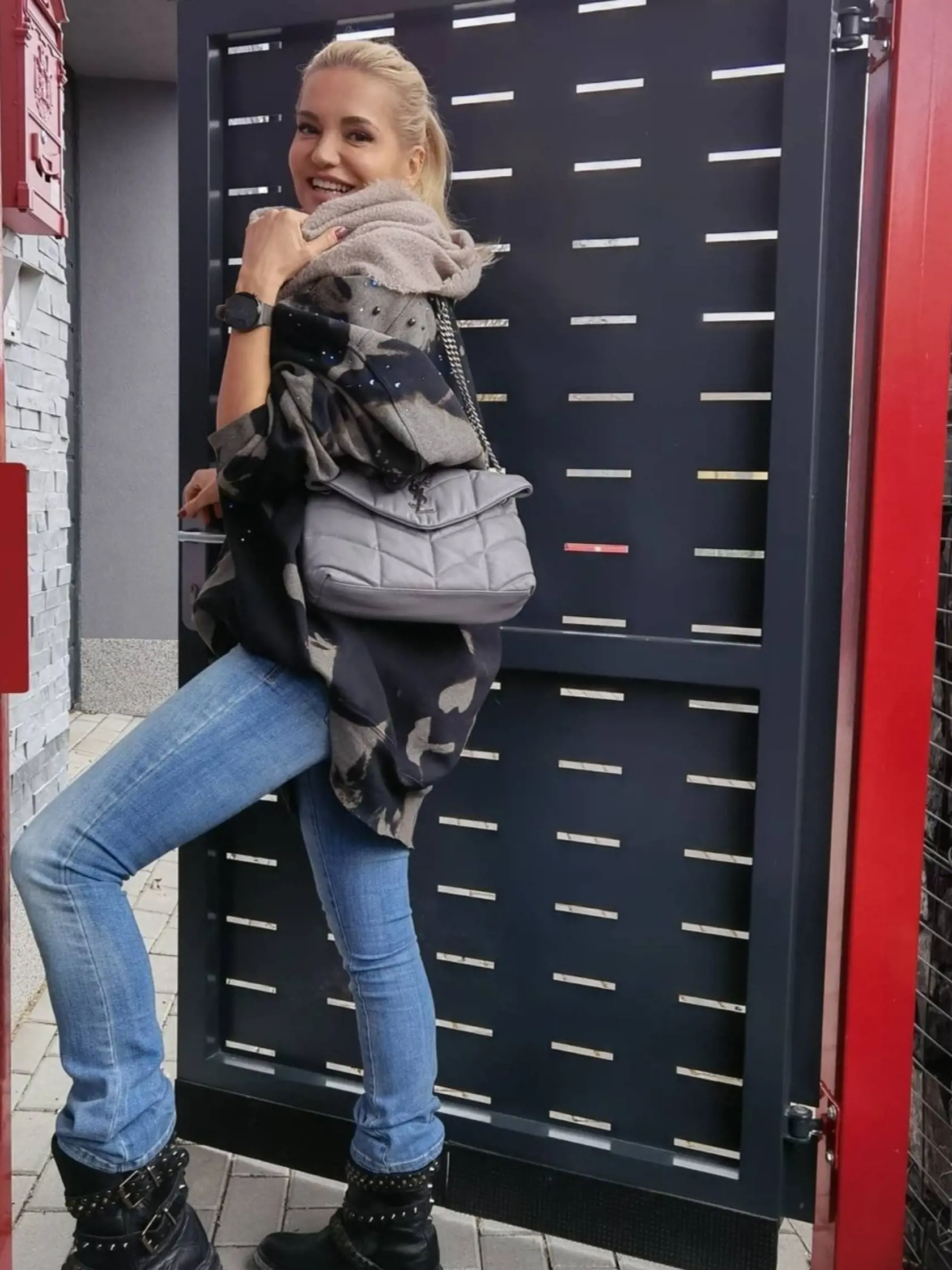 V tomto outfite by sme Dare rátali aj o 20 rokov menej. XL mikina s batikovým vzorom a našitými perličkami, sivá prešívaná kabelka, modré džínsy a kruhový šál. Rafinovaná ležérnosť v prírodných tónoch, VAU!