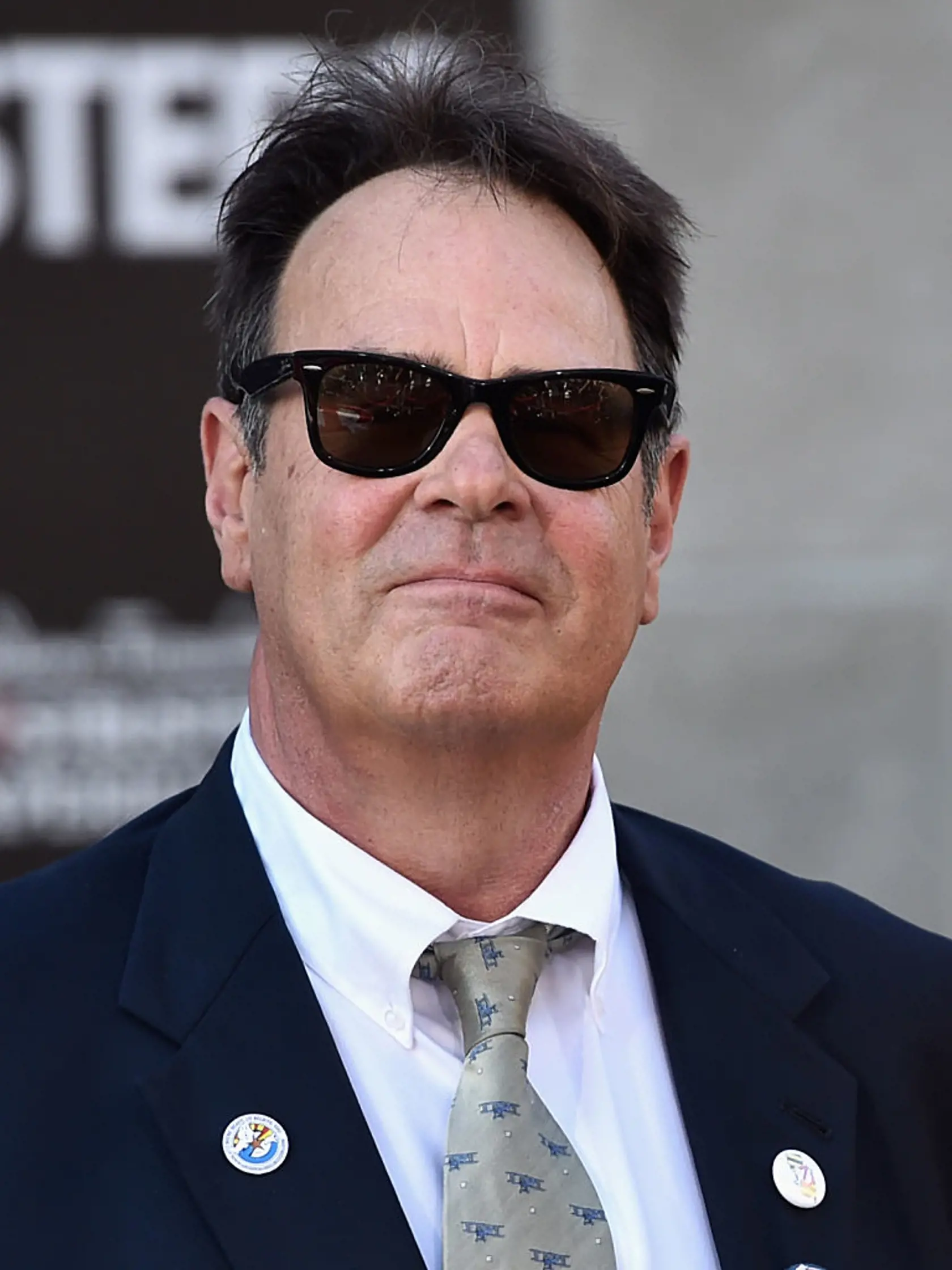 Kanadský herec Dan Aykroyd svoje oči na verejnosti neukazuje, takže rozdiel medzi nimi sa nedá postrehnúť. Pravé má zelené, ľavé hnedé.