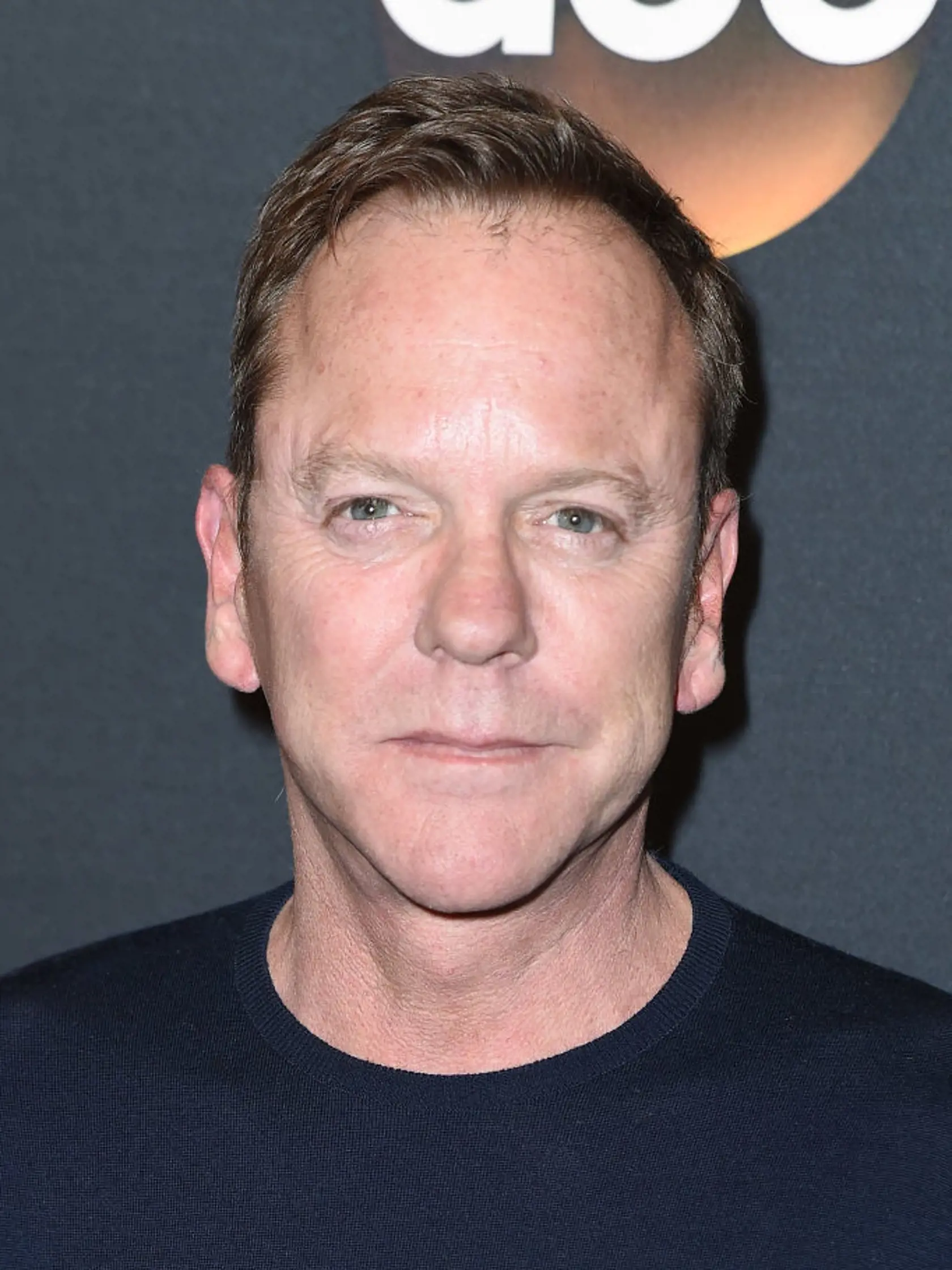 Kiefer Sutherland má jedno oko zelené, druhé modré.