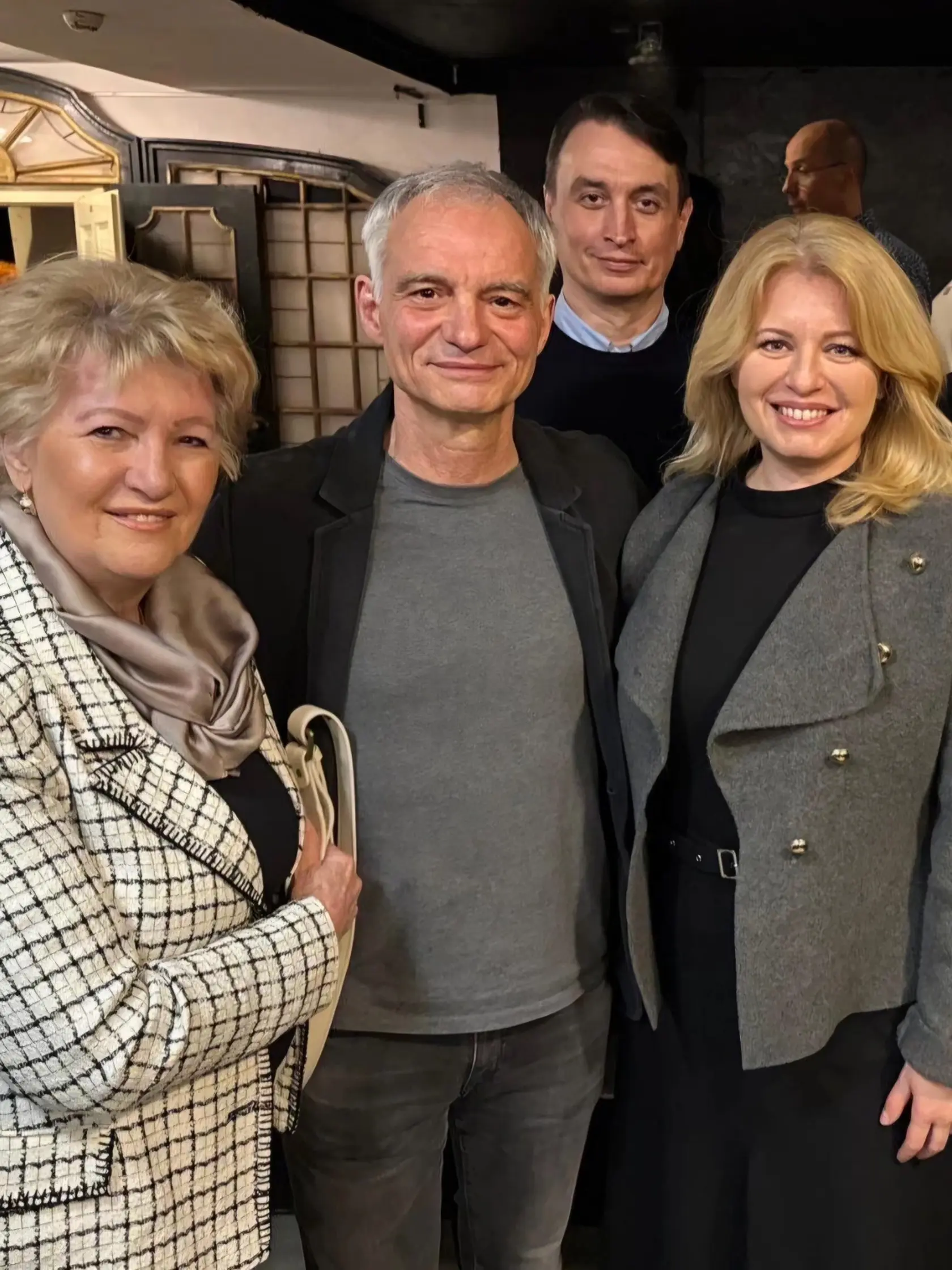 Vysmiata exprezidentka si užila spoločnosť českého herca Ivana Trojana. K spoločnej fotografii napísal jej partner Juraj Rizman tento popis: "Festival Astorka 2025 a skvelý Ivan Trojan v hre Žáby - autora a režiséra Petra Zelenku. Ak budete mať príležitosť - naozaj odporúčam!"
