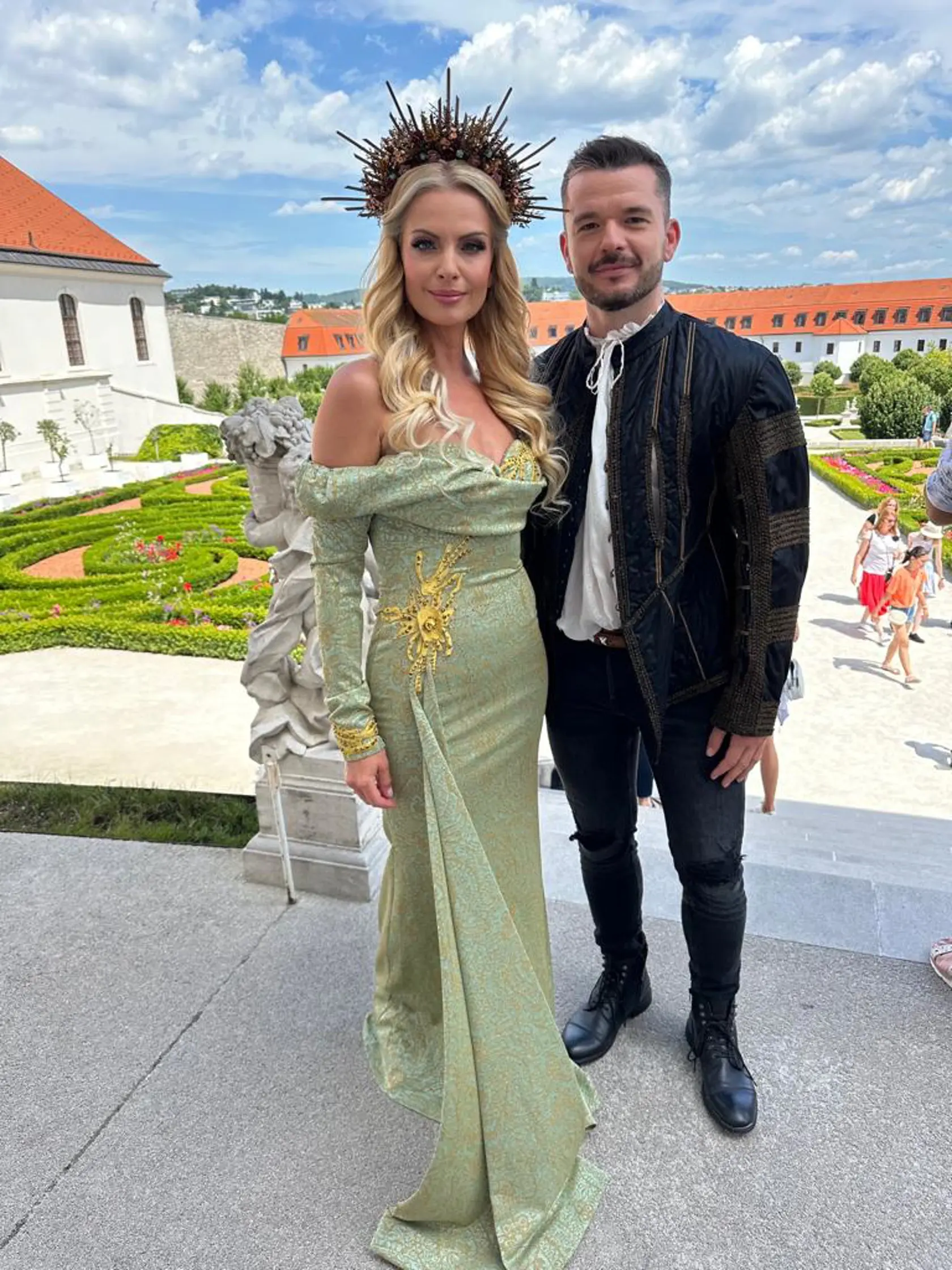 Marianna Ďurianová a hudobník Štefan Štec počas nakrúcania nového projektu RTVS Voda spieva. Moderátorka v tomto looku pripomína "Sochu slobody".