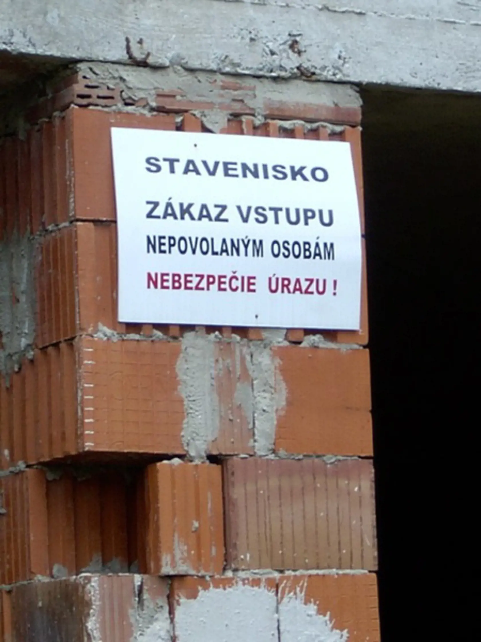 Chátrajúca budova školy.