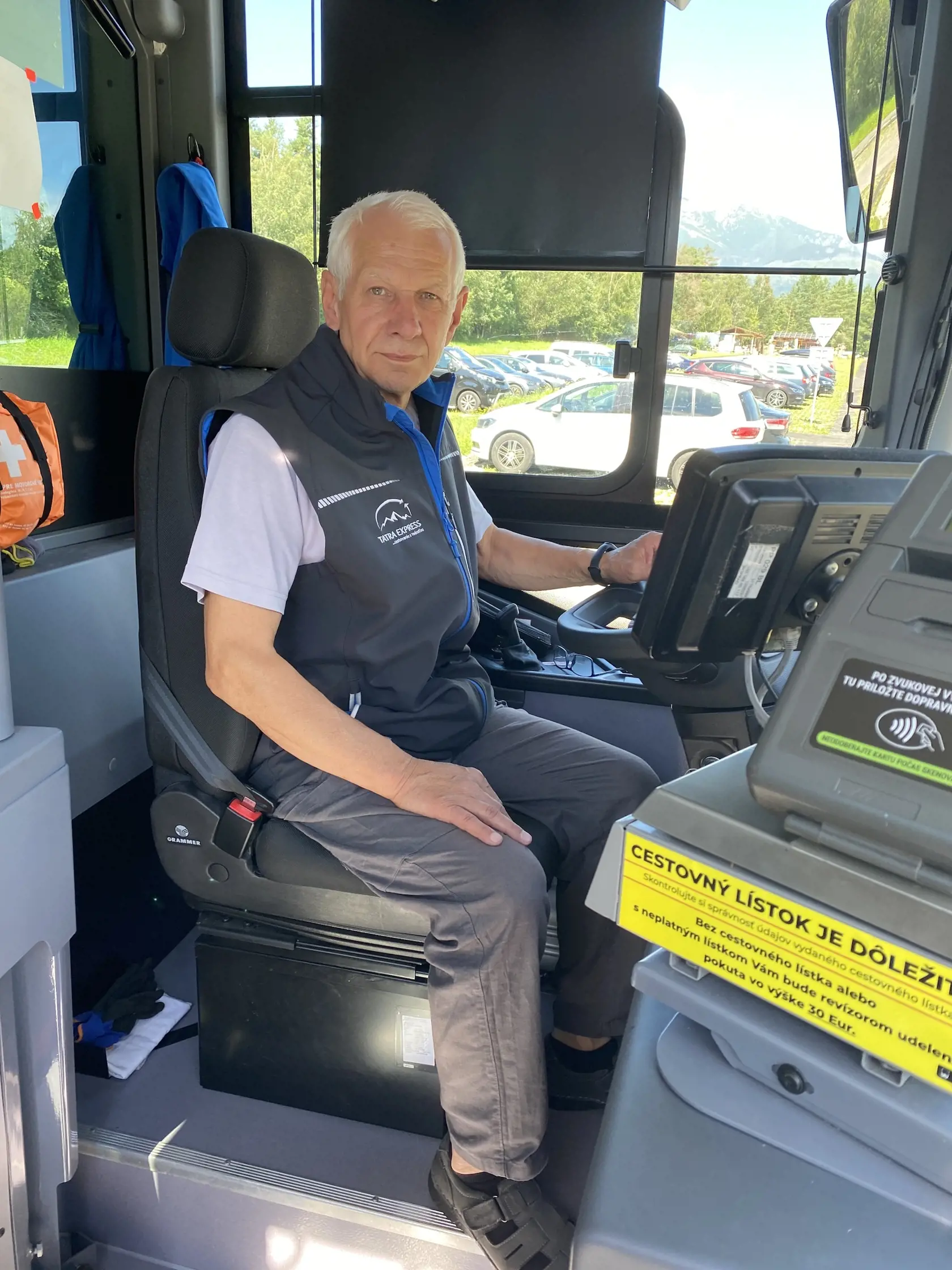 Vodič František Valenčík (67) vraví, že kyvadlovú dopravu v Tatrách využíva množstvo turistov. “Niektorí však nerešpektujú značenie a postavia autá na miesta, ktoré potrebujeme na otáčanie autobusu,” posťažoval sa na nedisciplinovaných návštevníkov hôr. Dodal, že o novinku je veľký záujem, každý deň majú plno cestujúcich.