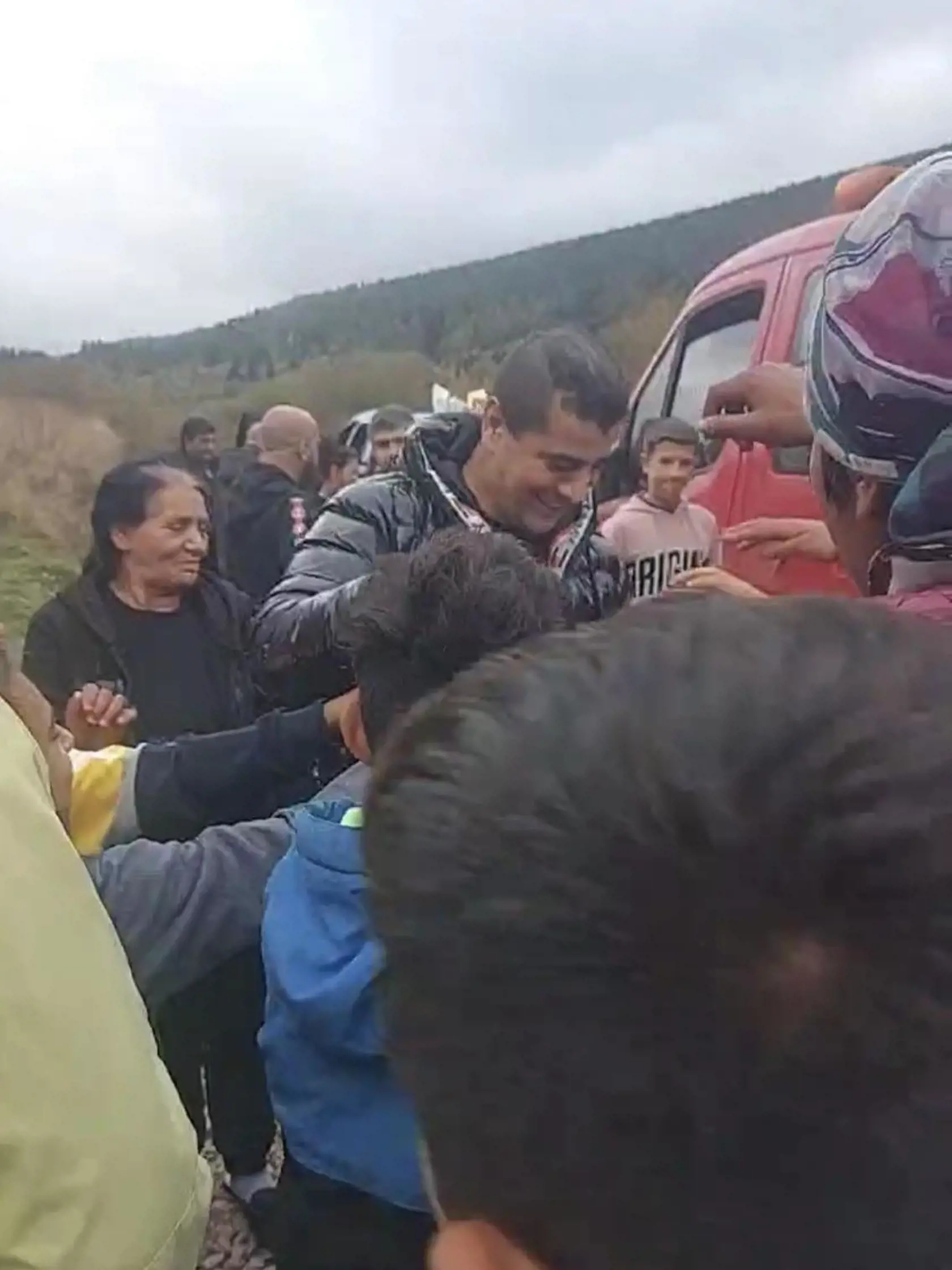 Tamojšie podmienky sú aj po mesiacoch zlé, s humanitárnou pomocou sem cez víkend prišla aj politická strana ROMA LUMA z Českej republiky.