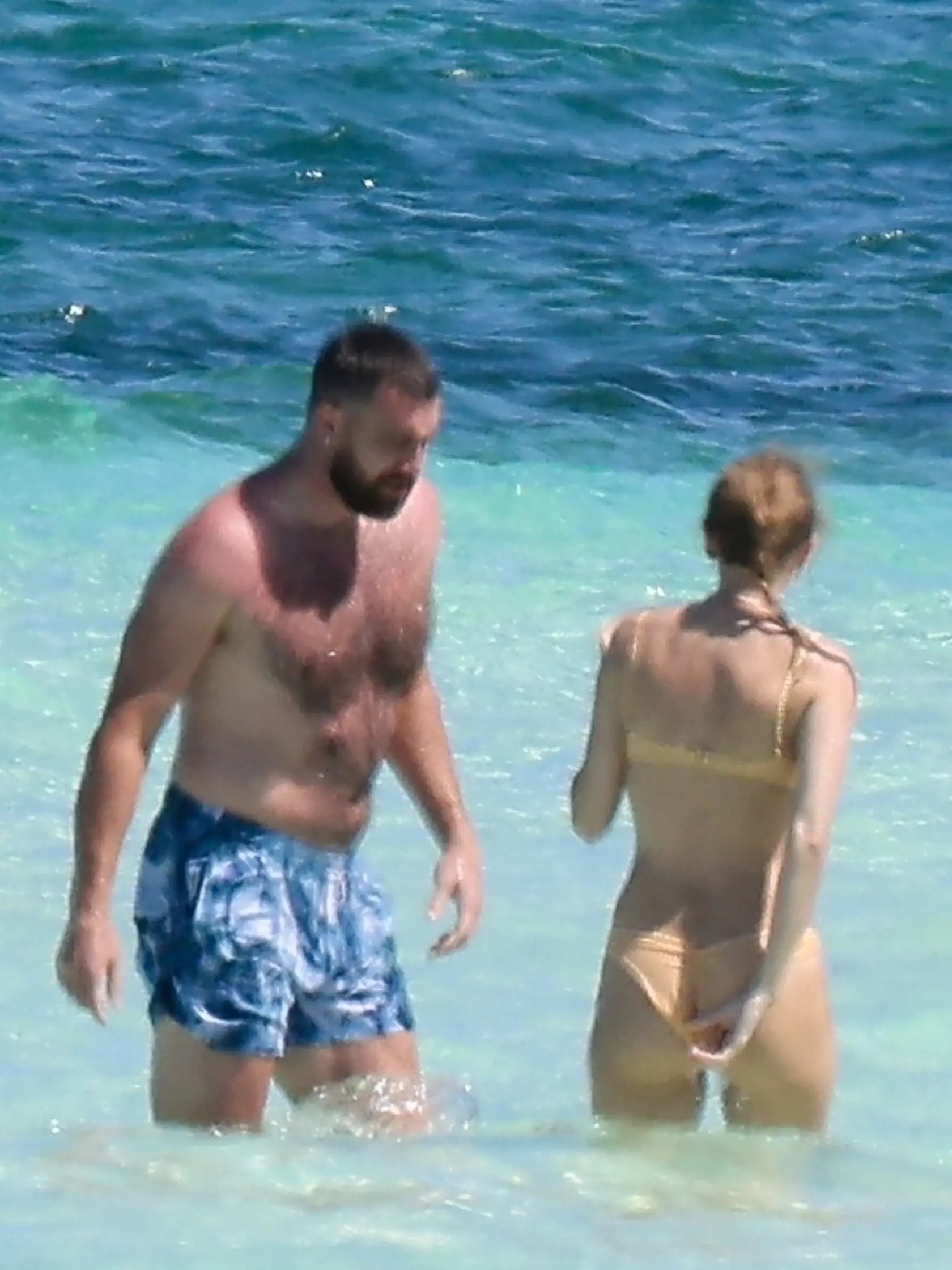 Pozornosť fotografov a fanúšikov si, pochopiteľne, „ukradla“ slávna speváčka, ktorá predviedla svoje sexi krivky.