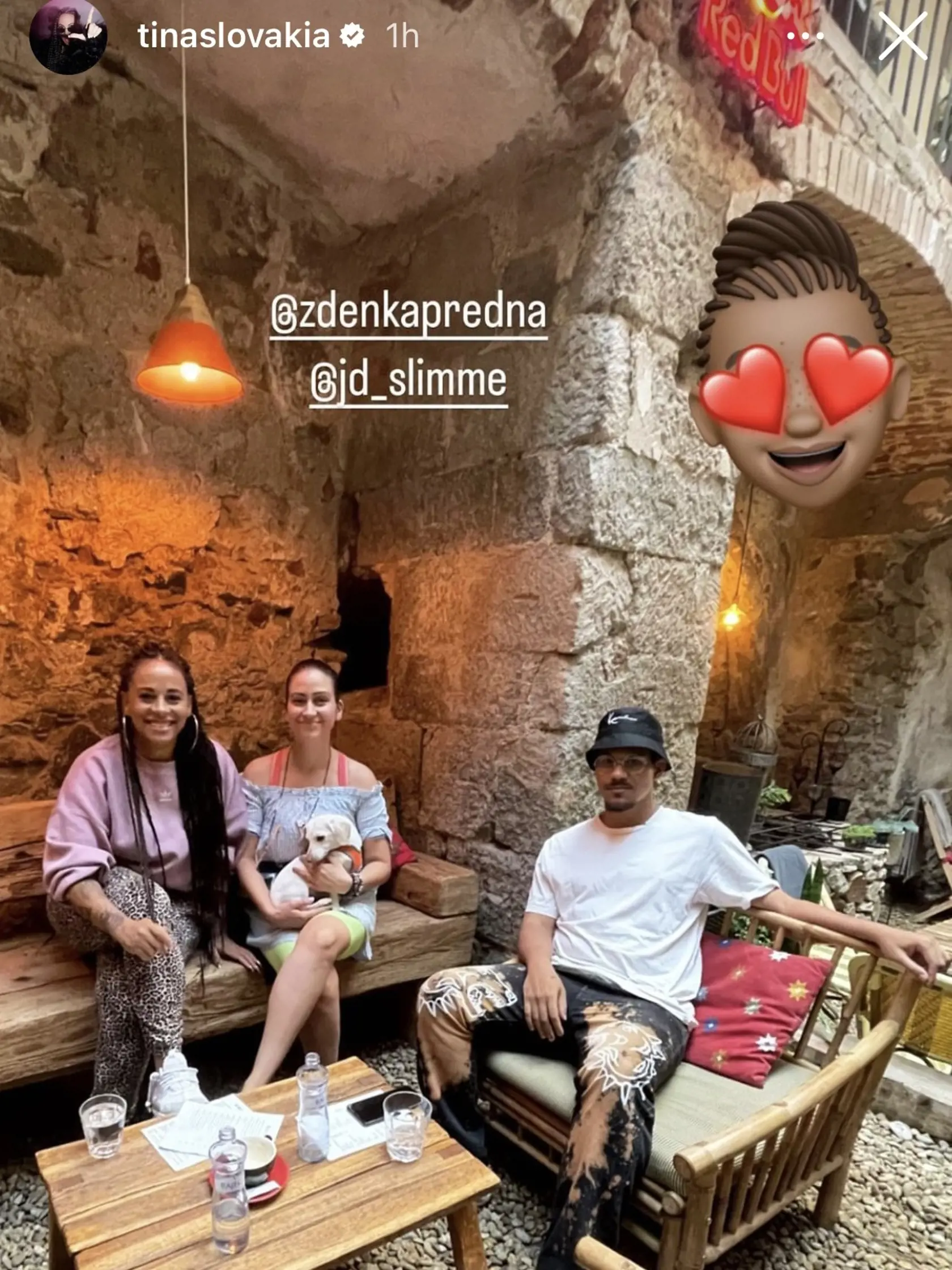 Nemohlo chýbať stretnutie s dobrou kamarátkou, speváčkou Zdenkou Prednou. Tá sa v Banskej Štiavnici narodila a žije tu so svojou rodinou.