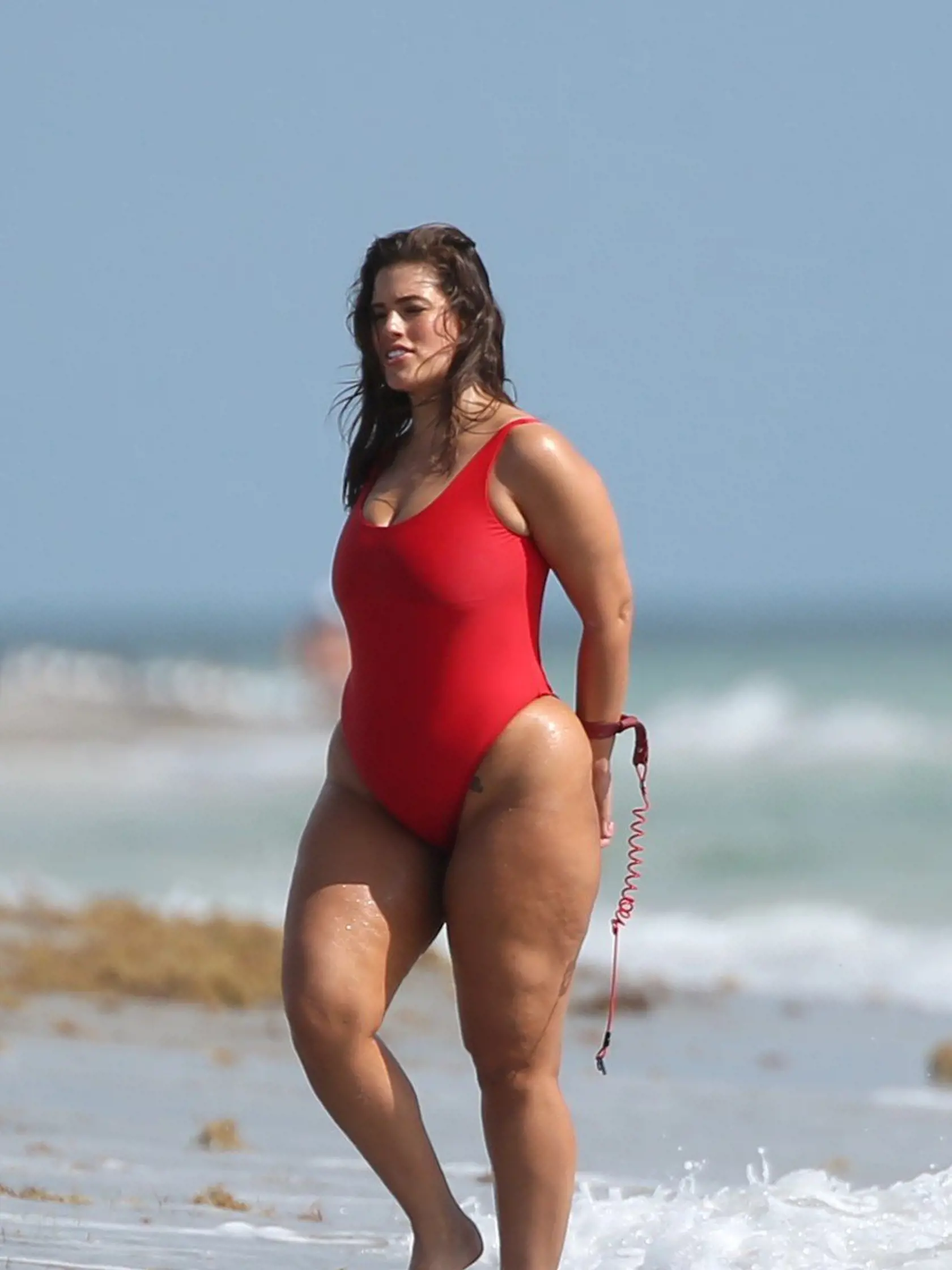 Výrobcovia plaviek nechcú nikoho diskriminovať a rozhodli sa baywatch plavky ponúknuť vo všetkých veľkostiach. Trúfne si však na ne ešte nejaká iná bacuľka okrem Ashley Graham?