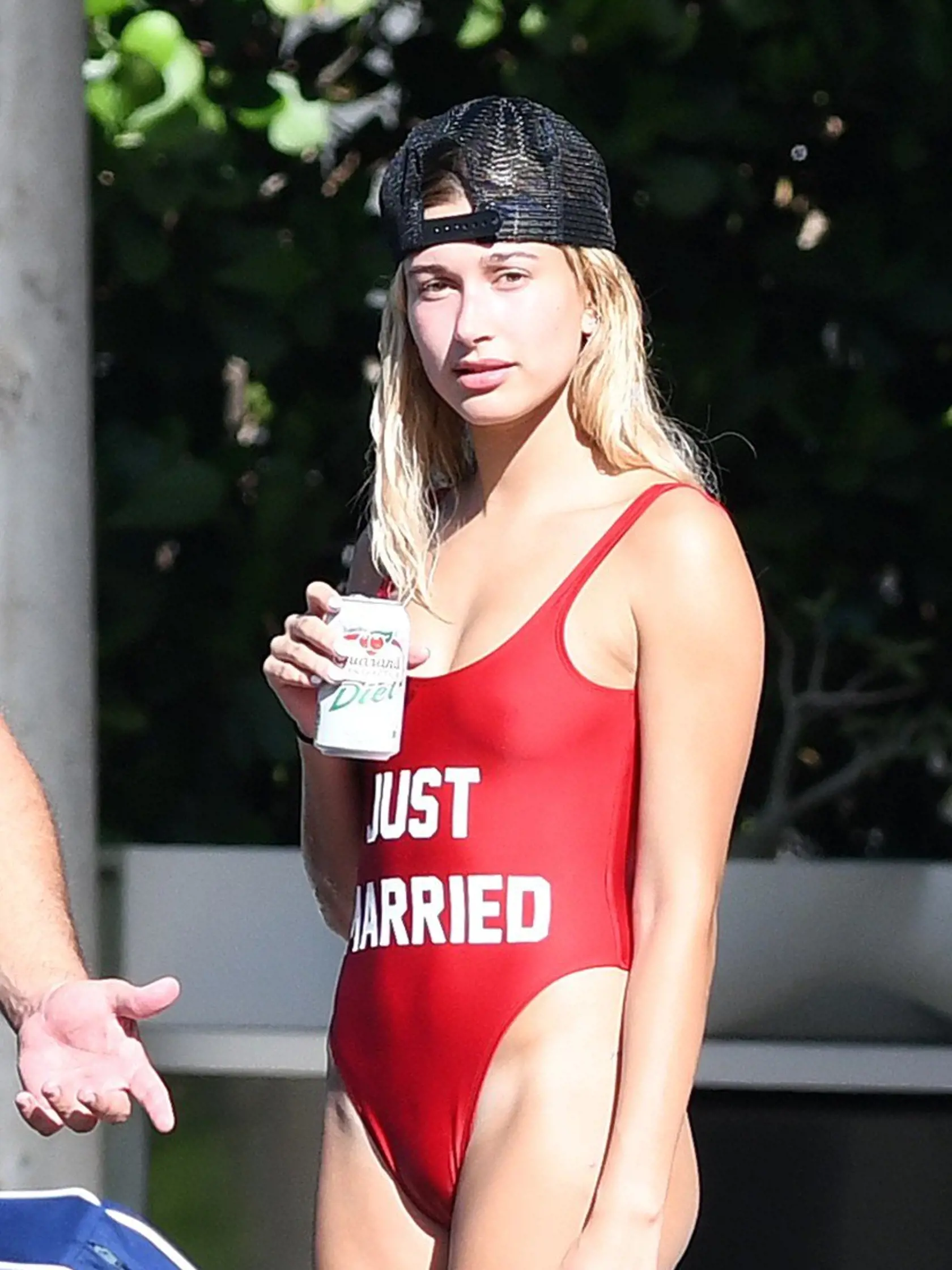 A tu je ďalšia dcérenka - Hailey Baldwin a jej predstava o sexi outfite pri bazéne. 