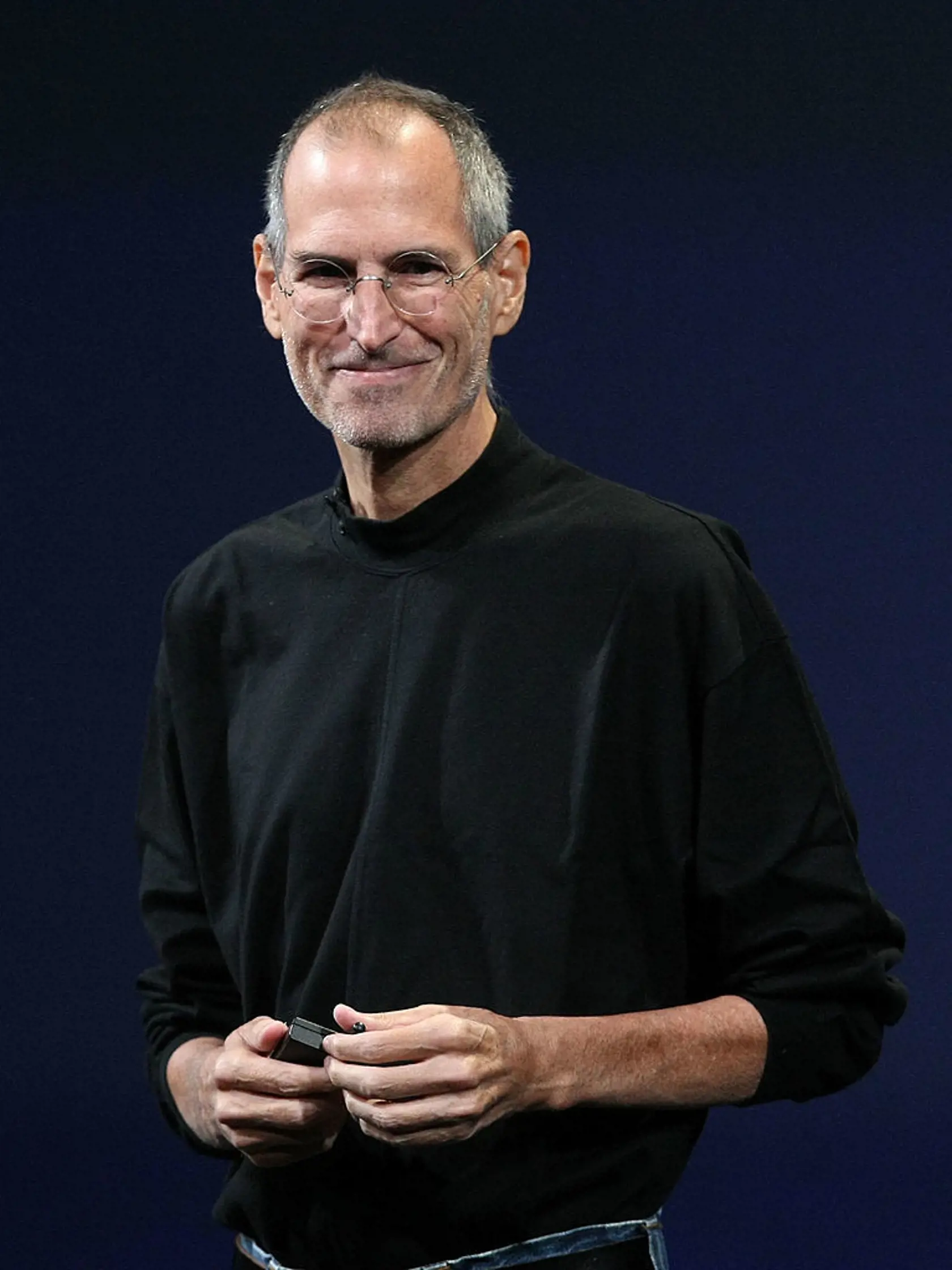 Zakladateľ a šéf počítačovej firmy Apple Steve Jobs (1955-2011) nemal priezvisko po biologických rodičoch. Krátko po narodení ho adoptovali Paul a Clara Jobsovci zo San Francisca, ktorí nemohli mať vlastné deti.