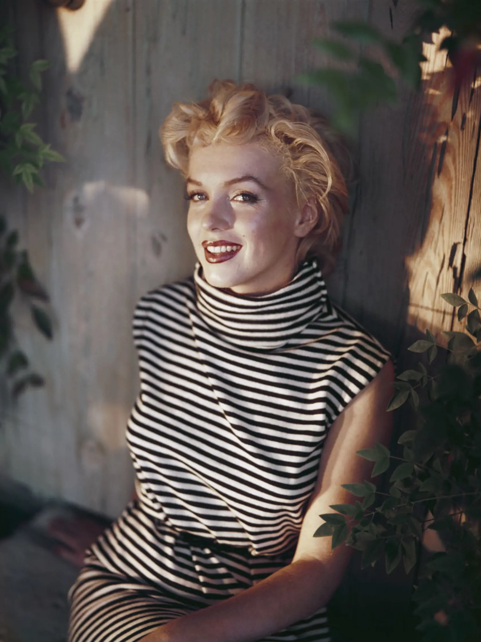 Marilyn Monroe (1926-1962) žila prvých 7 rokov u pestúnov, lebo jej matka Gladys Bakerová bola psychicky labilná a nemala peniaze. Potom bola u matkinej priateľky, v sirotinci, u viacerých pestúnov a nakoniec opäť u matkinej priateľky. Lenže tá sa s manželom chcela presťahovať inam a bez Marilyn. A tak ju v 16 rokoch vydali, aby neskončila v sirotinci.
