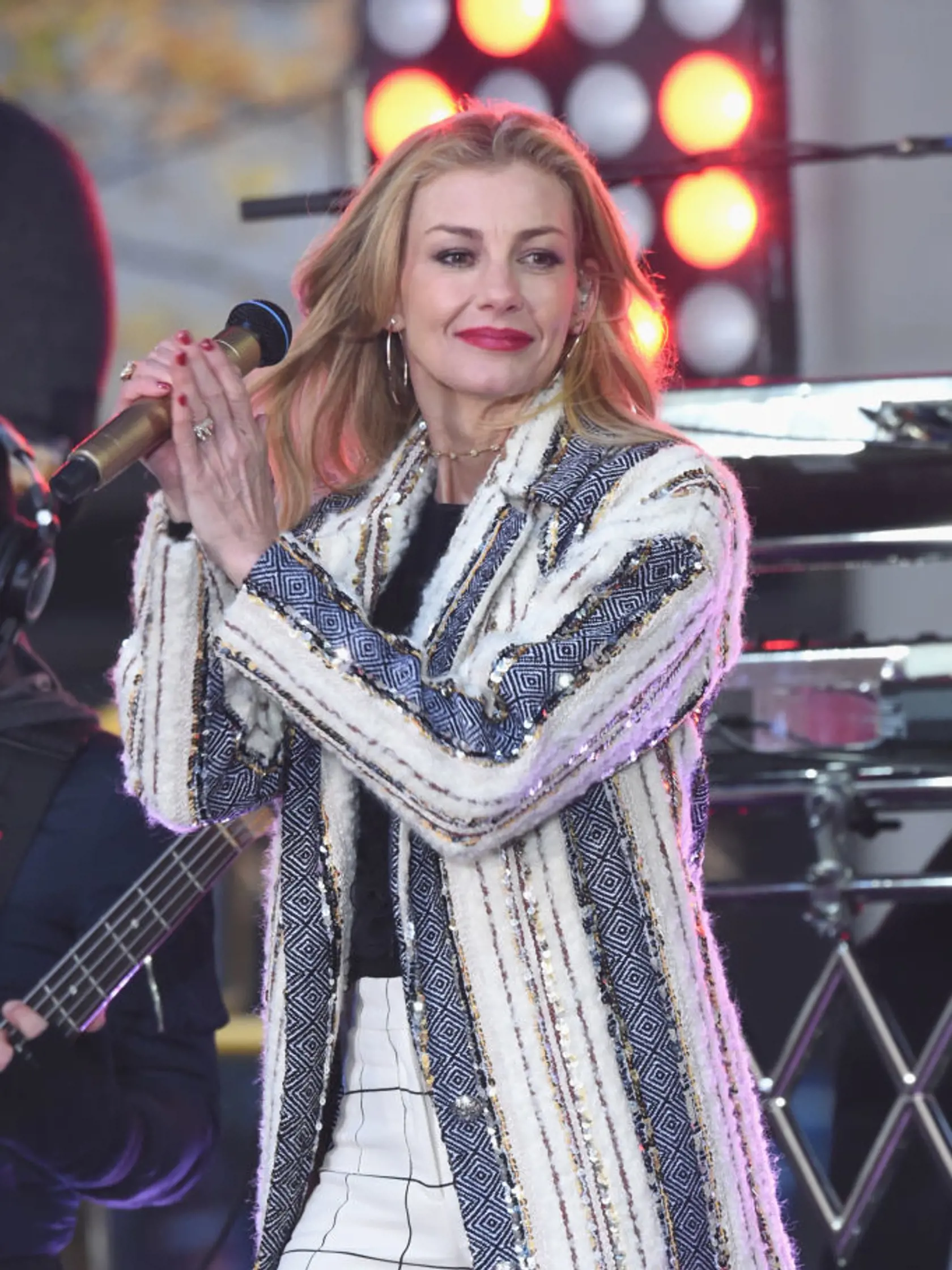 Country speváčku Faith Hill adoptovali ako bábätko. Keď sa kvôli kariére presťahovala do Nashville, začala pátrať po svojich biologických rodičoch. K matke vraj necíti nenávisť za to, že sa jej vzdala. Chápe, že jej chcela poskytnúť väčšiu životnú šancu.
