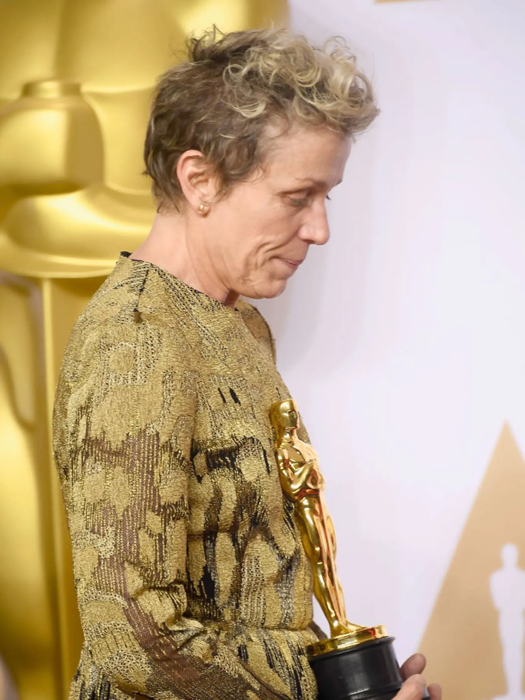 Frances McDormand sa narodila v Chicagu a adoptovali si ju kanadskí manželia. Adoptívny otec bol pastor a Frances je presvedčená, že jej biologická matka chodila k nemu do kostola.