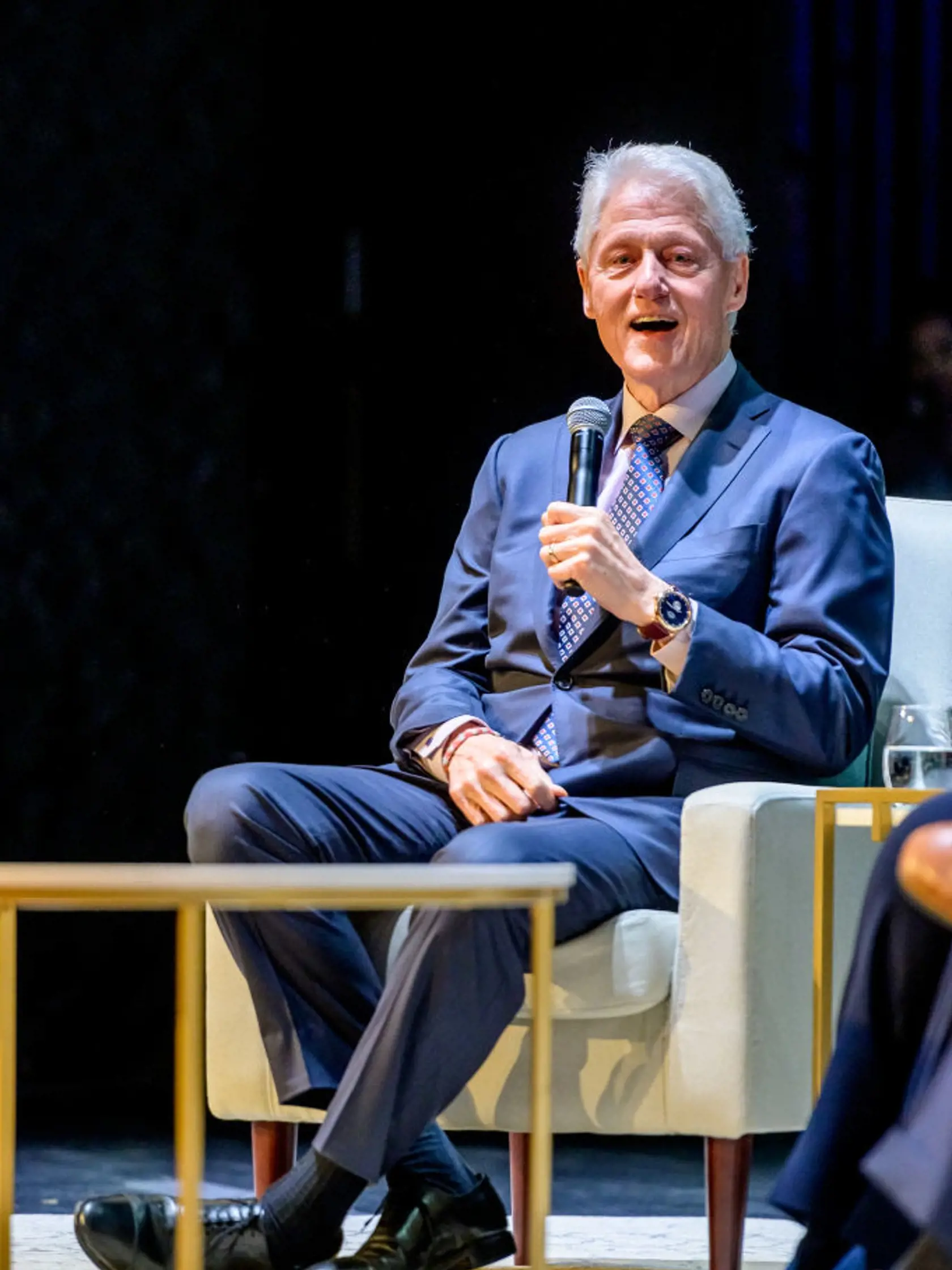 Bývalý americký prezident Bill Clinton sa narodil v Hope v Arkansase ako William Jefferson Blythe III. Otec zomrel pri nehode tri mesiace predtým, ako malý Bill prišiel na svet. Matka odišla študovať do New Orleans a za ten čas ho vychovávali starí rodičia. Matka sa neskôr vydala za Rogera Clintona Sr., ktorý chlapca prijal za svojho. 