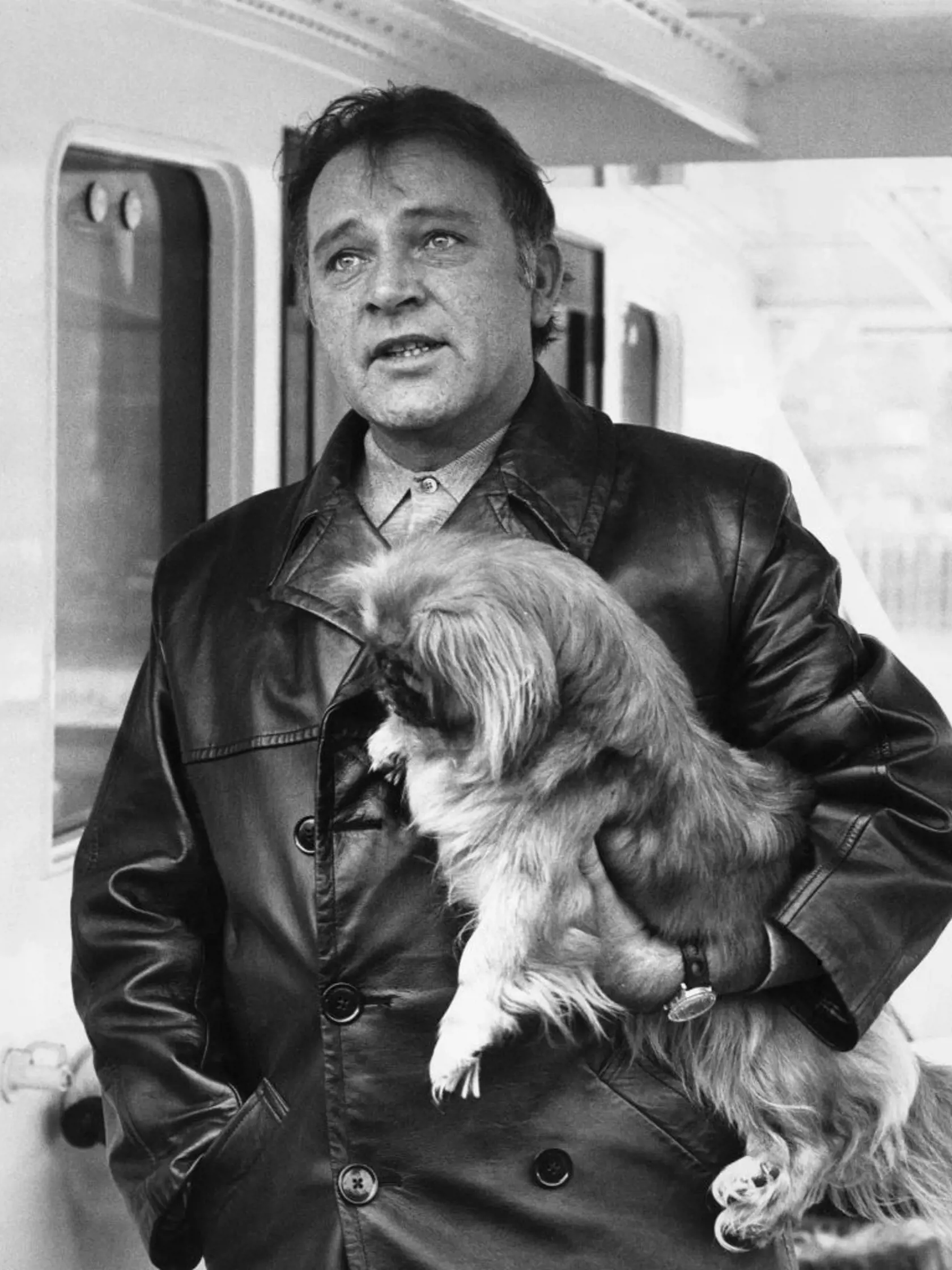 Dvojnásobný manžel Elizabeth Taylor Richard Burton (1925-1984) sa narodil ako Richard Walter Jenkins Jr. – dvanásty z trinástich súrodencov. Mal iba dva roky, keď matka zomrela na popôrodné komplikácie. Vychovávala ho staršia sestra Cecilia a jej manžel.
