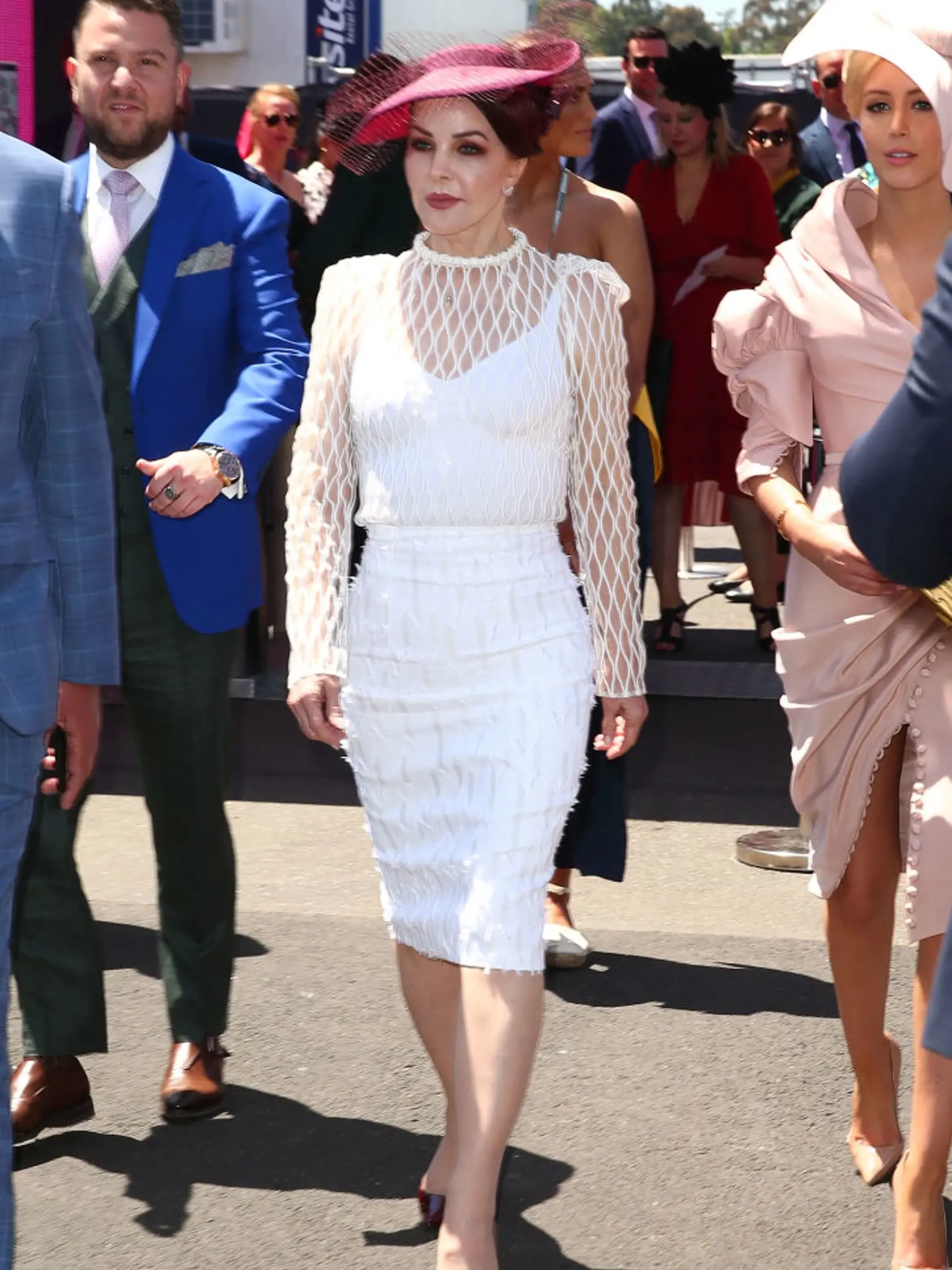 Priscilla Presley, herečka a manželka Elvisa Presleyho, prišla ako 6-mesačná o otca, ktorý bol pilotom amerického námorníctva a zahynul pri leteckom nešťastí. Matka sa znova vydala a otčim ju adoptoval.