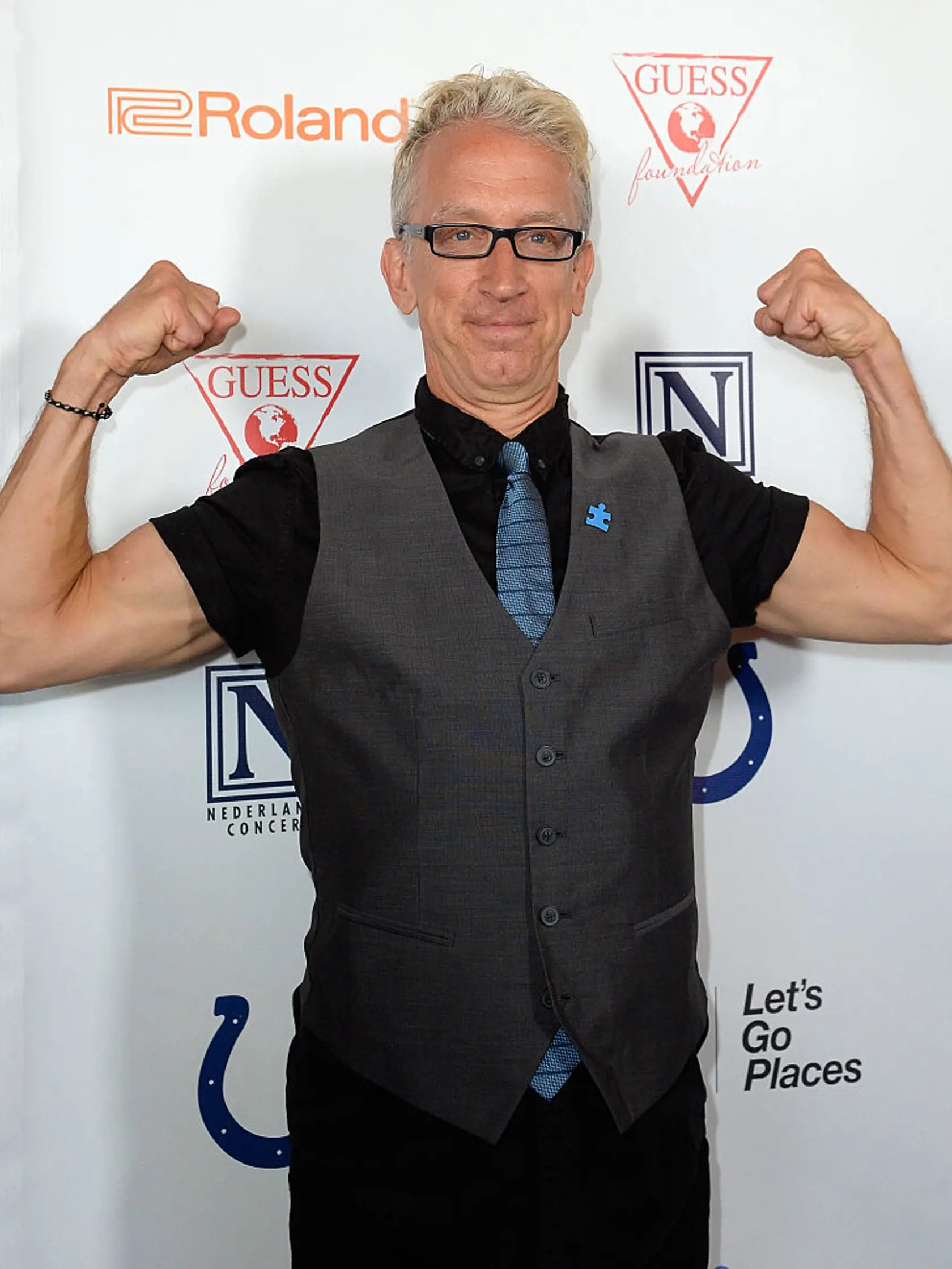 Filmový producent, režisér a hudobník Andy Dick sa narodil ako Andrew Thomlinson. Po narodení ho adoptovali Allen a Sue Dickovci.