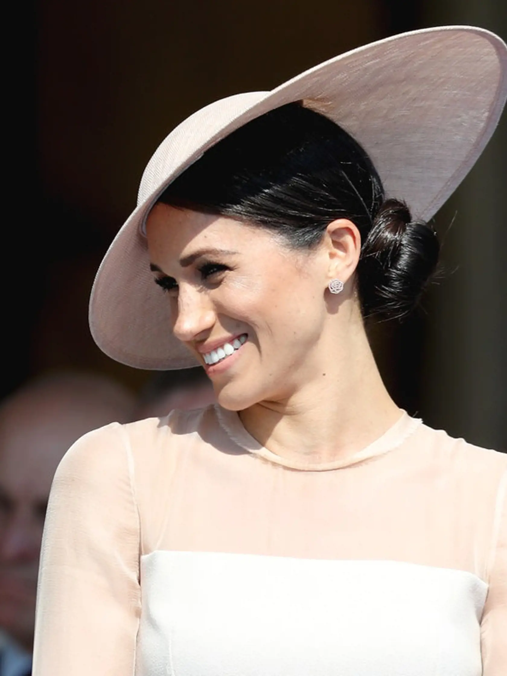 Meghan Markle bola herečkou v seriáli Kravaťáci. Cez spoločného známeho sa spoznala s britským princom Harrym, s ktorým to okamžite zaiskrilo. Svadba bola v roku 2018 a v roku 2019 vojvoda a vojvodkyňa privítali svoje prvé dieťa Archieho.