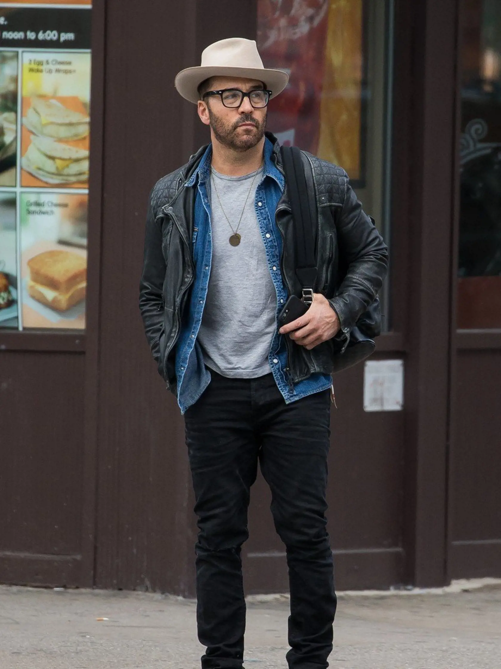Jeremy Piven (52) vystriedal niekoľko partneriek, ale po prekročení päťdesiatky vyhlásil, že neplánuje ostať single. Keď v roku 2017 čelil obvineniu herečky Ariane Bellamarovej zo sexuálneho obťažovania, pridali sa aj Tiffany Bacon Scourbyová, Anastasia Tanelová a tri ďalšie ženy, ktoré vypovedali o jeho nenáležitom správaní. Ktovie, či ho po tejto afére ešte nejaká bude chcieť...