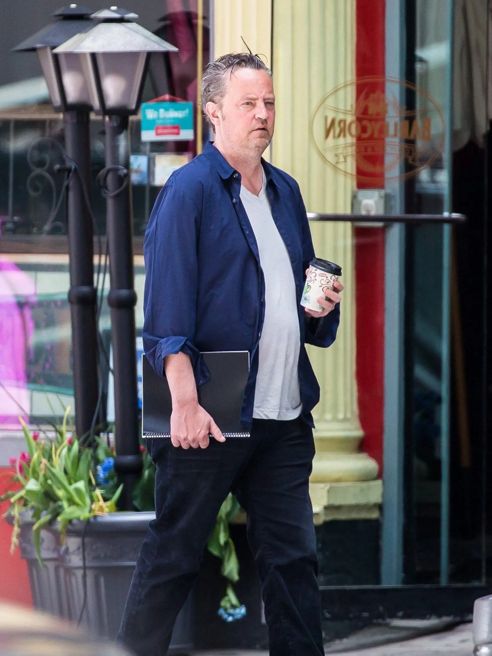 Matthew Perry (48) chodil s Juliou Robertsovou, Yasmine Bleethovou a Lauren Grahamovou. Potom žil šesť rokov s herečkou Lizzy Caplanovou, ale namiesto svadby nasledoval v roku 2012 rozchod.