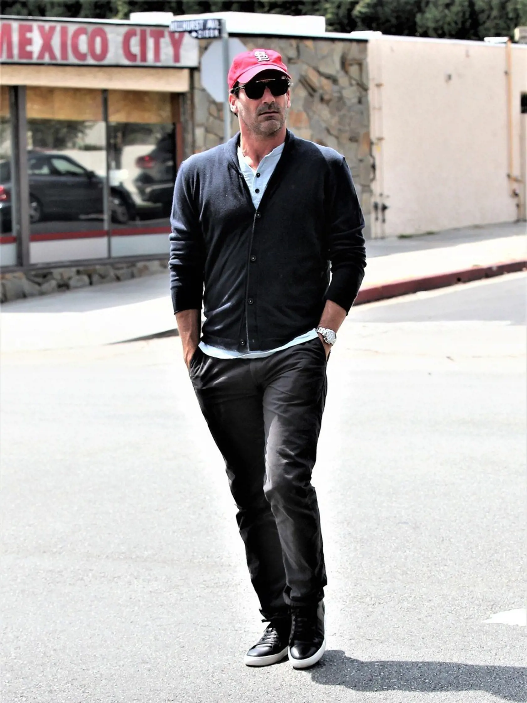 Jon Hamm (47) mal od roku 1997 až do roku 2015 partnerku herečku a scenáristku Jennifer Westfeldtovú. Povedal, že nepotrebujú oficiálny papier, pretože po desiatich rokoch je preňho Jennifer už viac ako len priateľka. Nuž, nič netrvá večne... V roku 2015 Hammov agent potvrdil, že herec sa liečil z alkoholizmu.