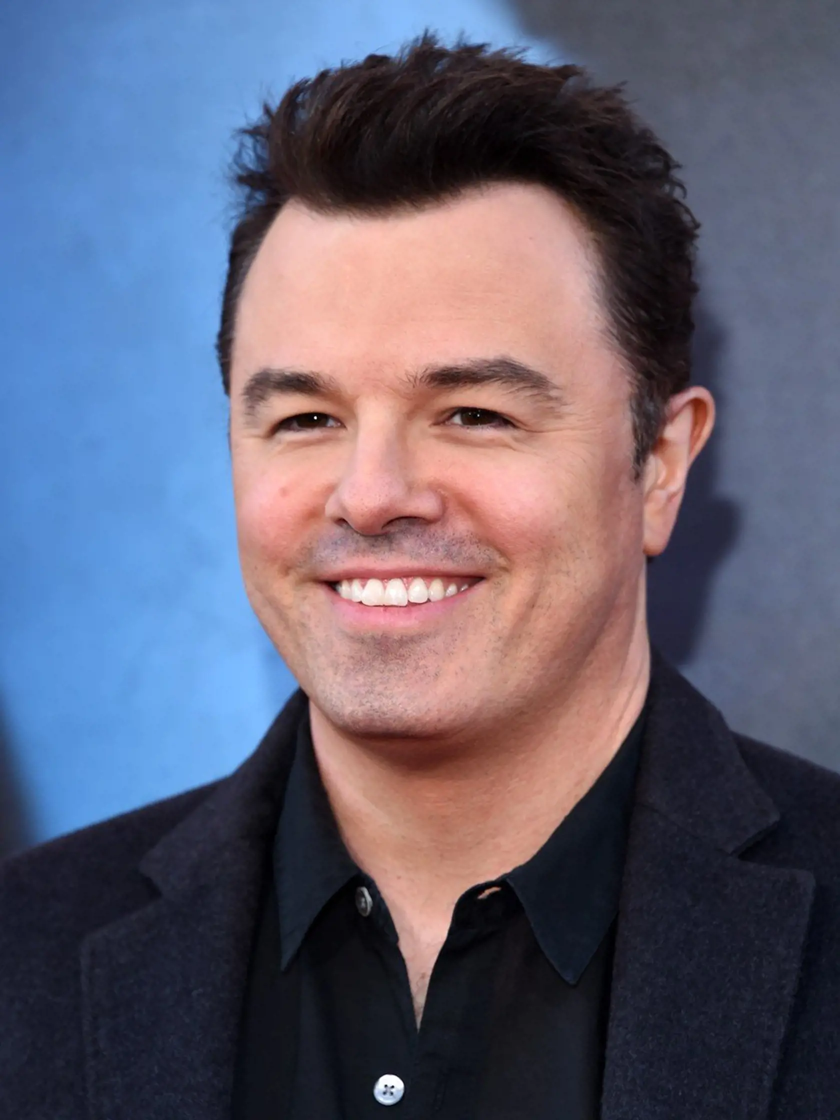 Seth MacFarlane (45) sa zatiaľ neoženil. V roku 2012 žil šesť mesiacov s partnerkou zo seriálu Hra o tróny Emiliou Clarkovou. Vraj zostali priatelia...